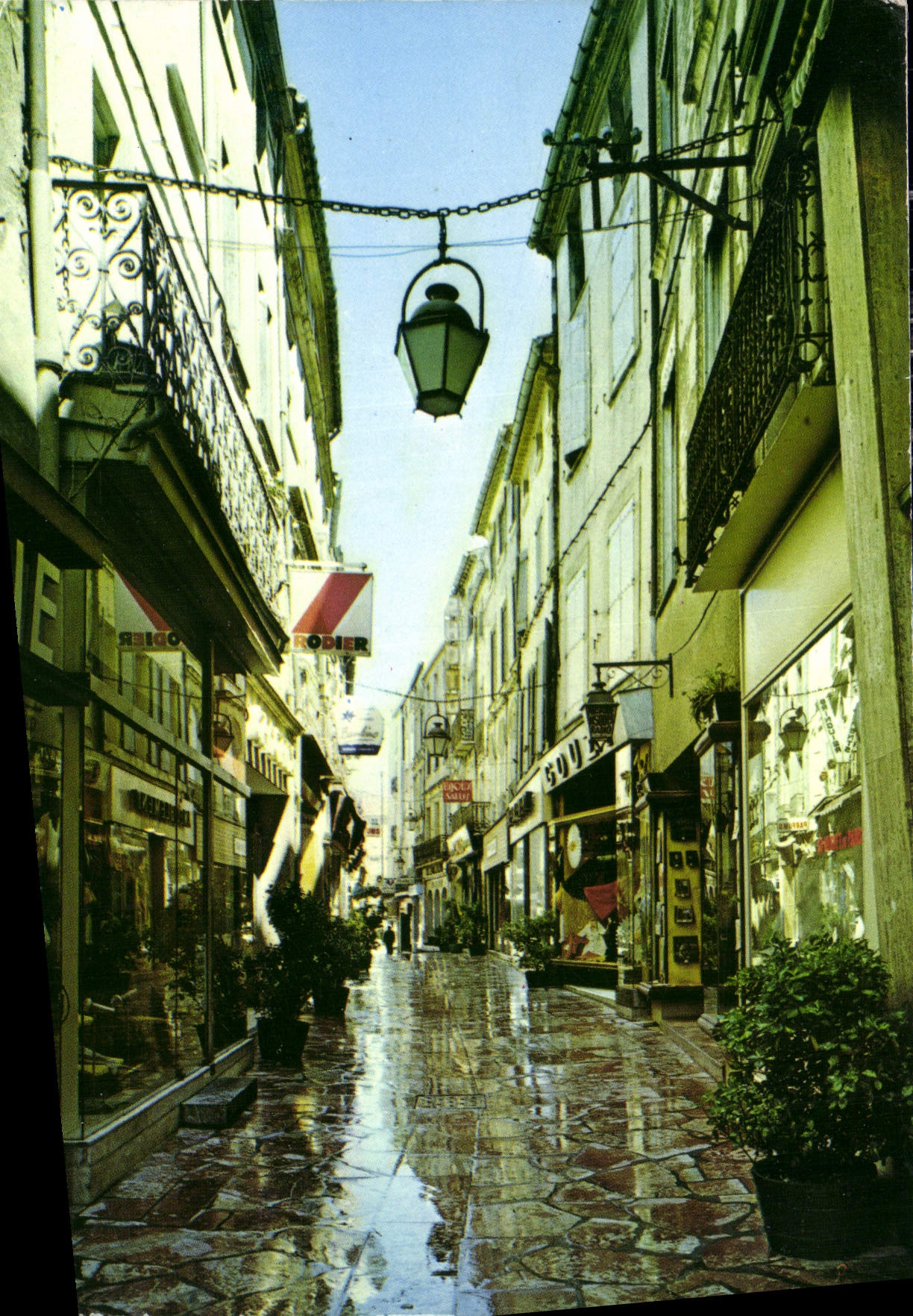 Rue du Pont des Marchands — Narbonne — Société des Cartes Postales APA-ROUX