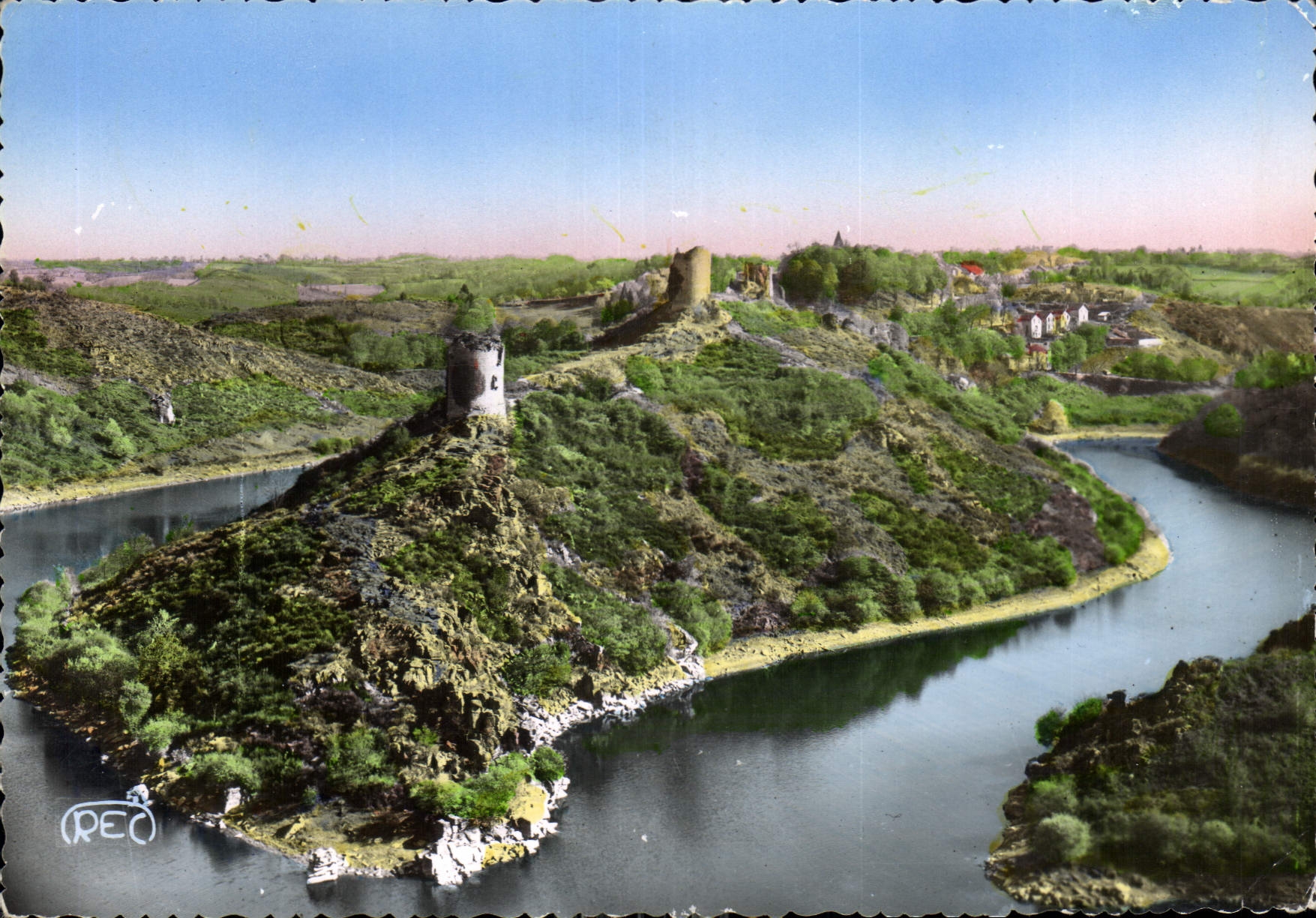 CPM La Creuse Pittoresque les Ruines de Crozant au Confiuent de la Creuse et de la Sedelle 