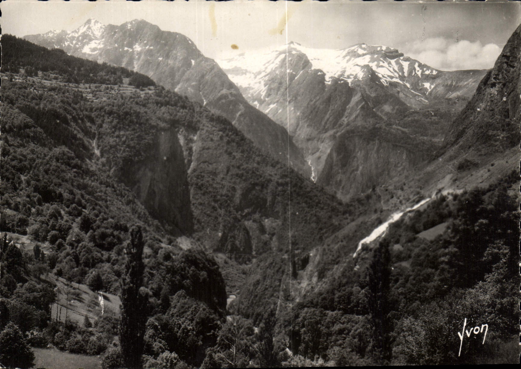 Gorges de la Romanche (Isère) — et massif du Grand Rochall, à droite déversoir du lac du Chambon — J. Yvon
