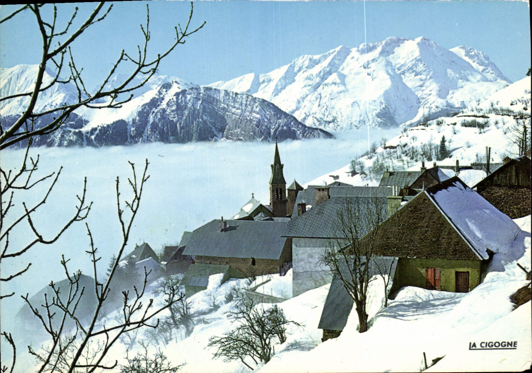 La Cigogne — Vue hivernale d'un village enneigé avec montagnes en arrière-plan — éditeur 'La Cigogne'