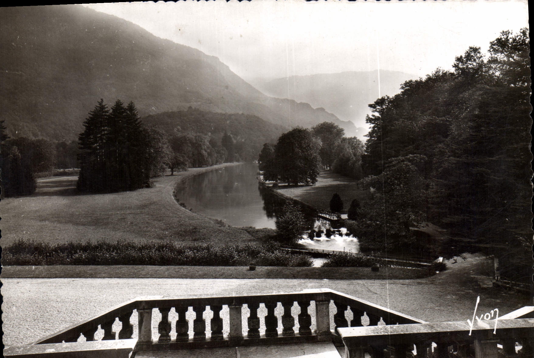 CPM Vizille Isere le parc vu de l'escalier d'honneur du chateau 