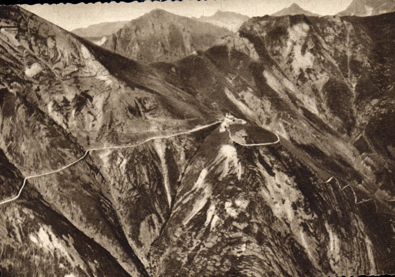 Der Salette Cirque — Luftbild — Wallfahrtskirche N.-D. de la Salette