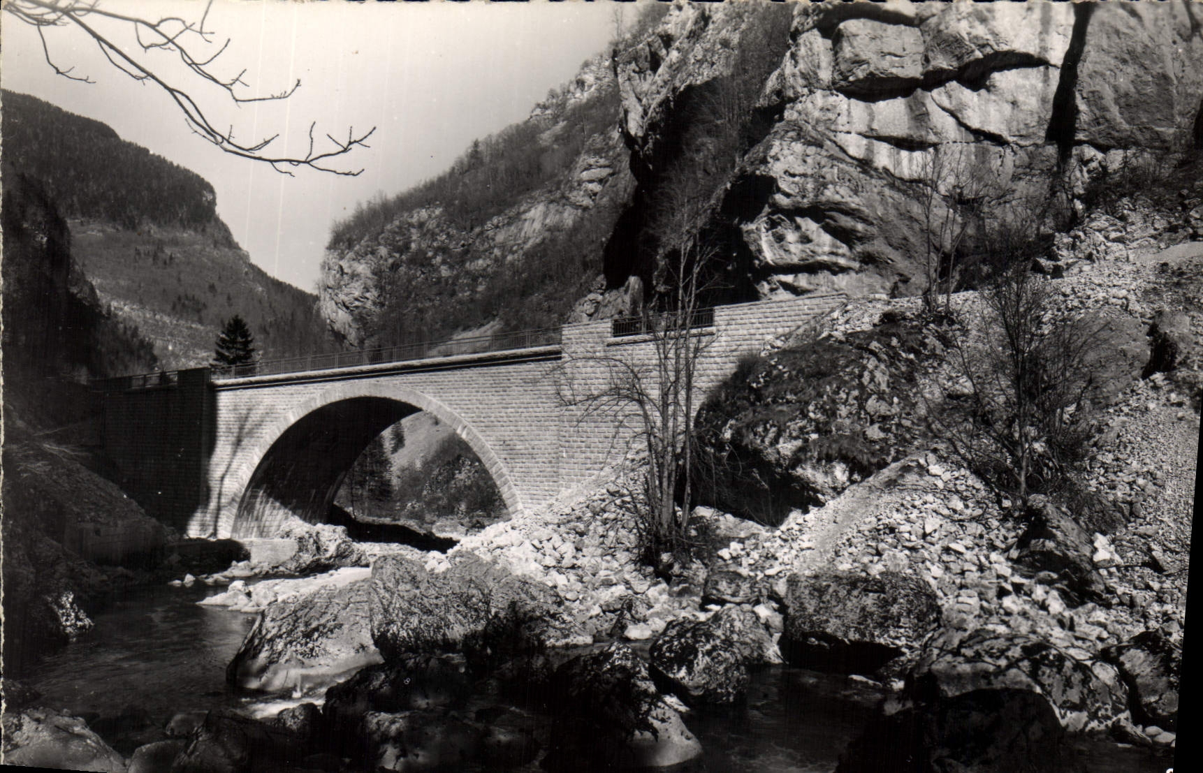 Pont en pierre sur un torrent — vallée montagneuse — Photo Oddoux, Grenoble
