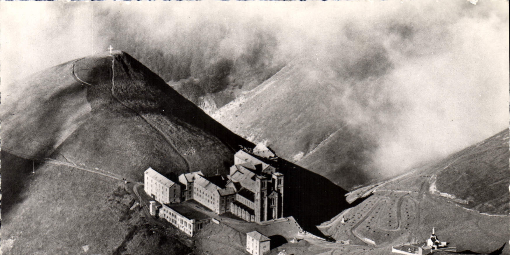 Sanctuaire de Notre-Dame de la Salette — Cirque de la Salette — Cliché exclusive des Missionnaires de la Salette