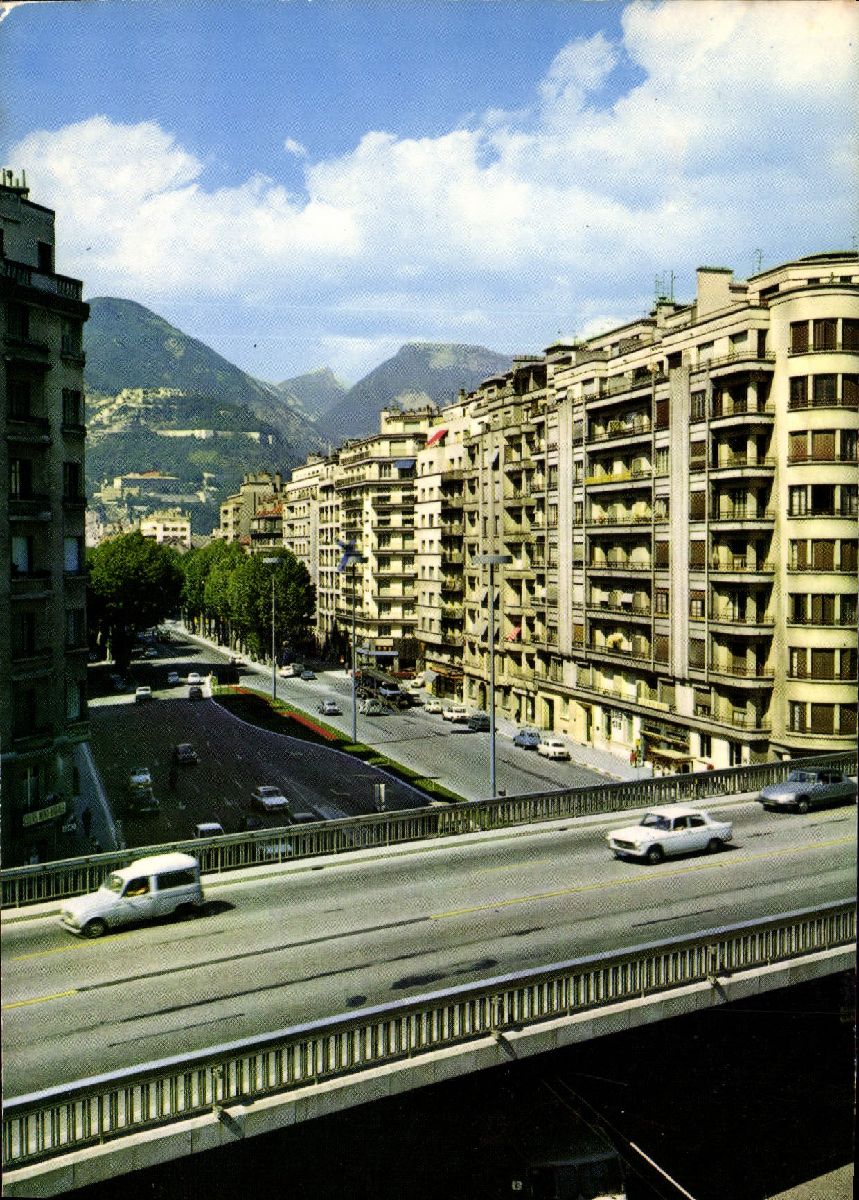 CPM Grenoble Grands Boulevards et cours Jean Jaures au fond la Bastille et la Chartreuse 