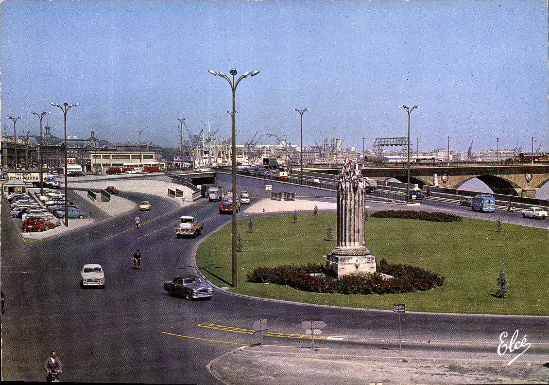CPM Bordeaux Gironde la Nouvelle Entree du Pont de Pierre et la Vieille Fontaine 