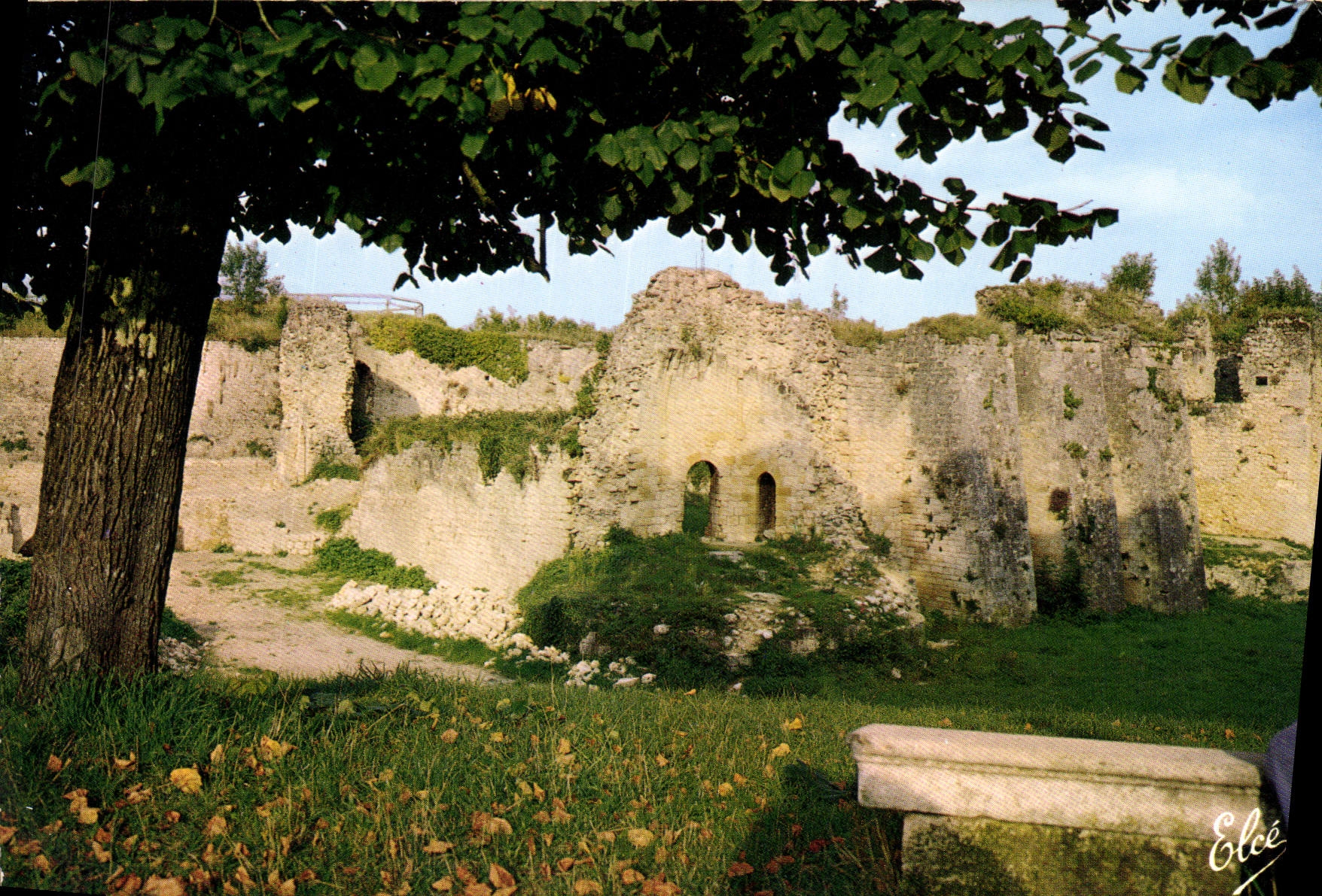 CPM Blaye la Citadelle les Ruines du Chateau des Rudel cadre du Theatre de la Nature 