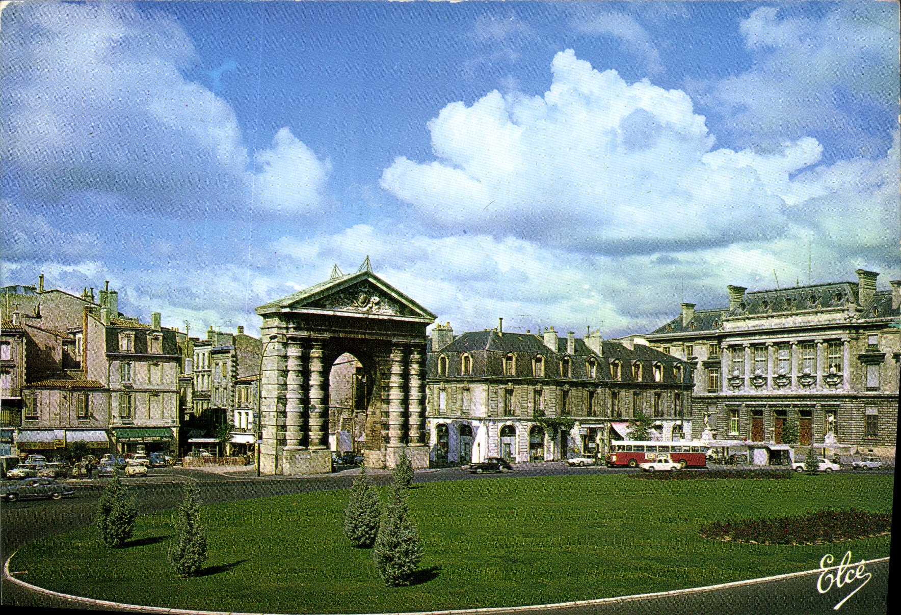 CPM Bordeaux Gironde la Place de la Victoire et la Porte d'Aquitaine a droite la Faculte de Medecine
