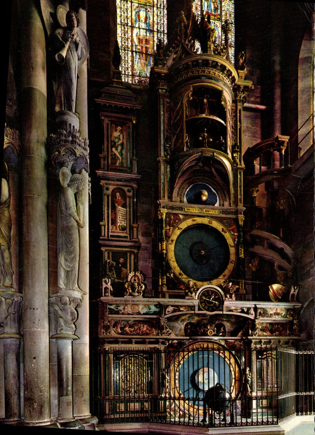 CPM Alsace pittoresque Strasbourg Bas Rhin L'Horloge astronomique a gauche le pilier des Anges 