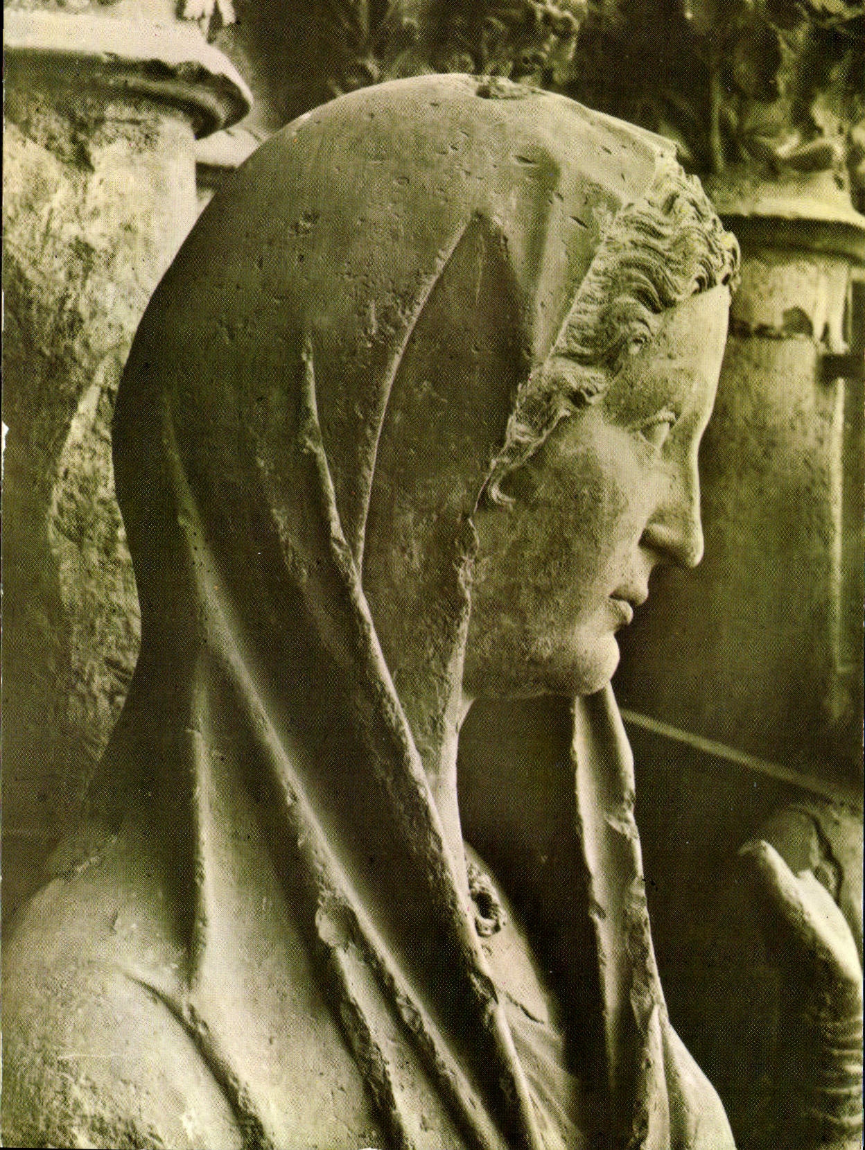 Cathédrale de Reims — Profil de la Vierge du Groupe de la Visitation — Porche central du Grand Portail — Éditions Cardinal-Lucan
