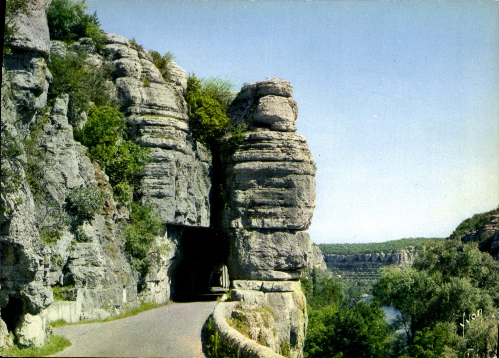 Défilé de Ruoms — Vallée de l'Ardèche — Éditions Martel