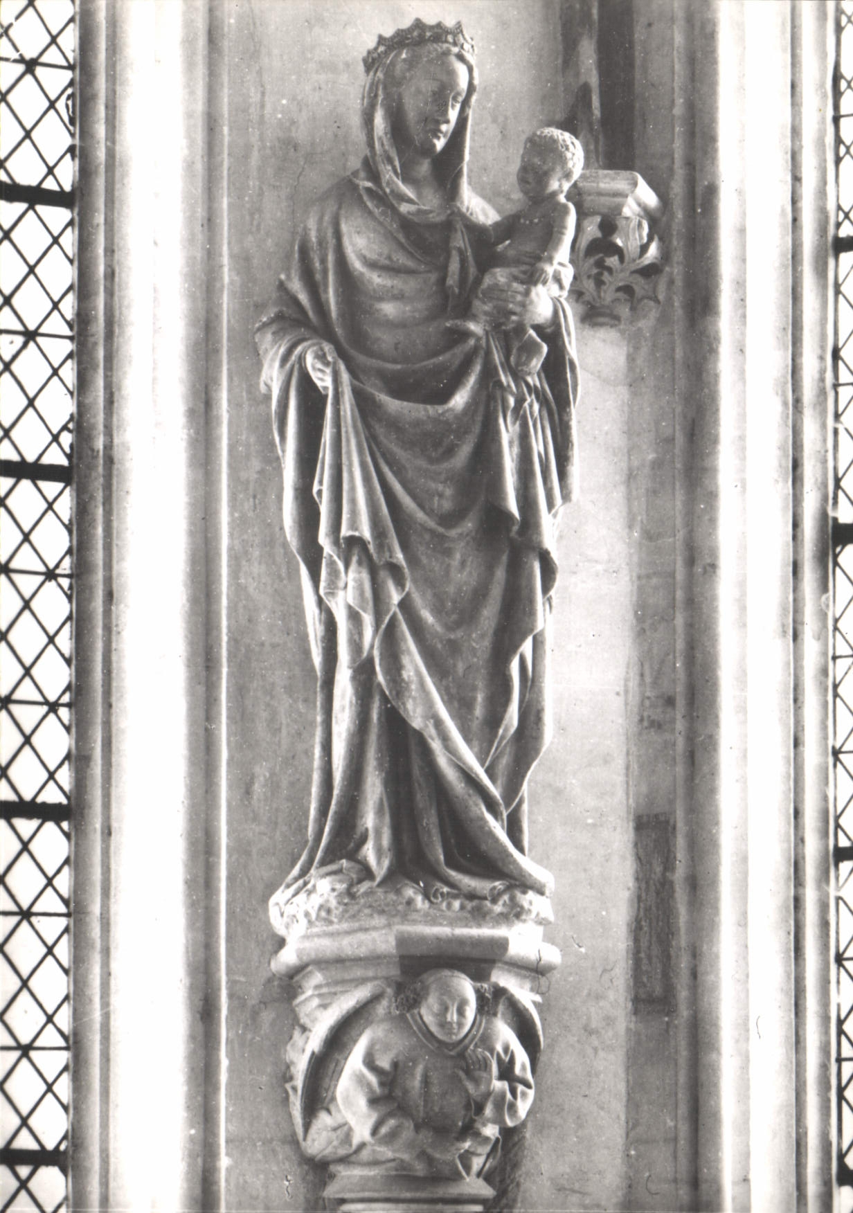 CPM Chateaudun Chapelle du Chateau Statue de la vierge a l'enfant