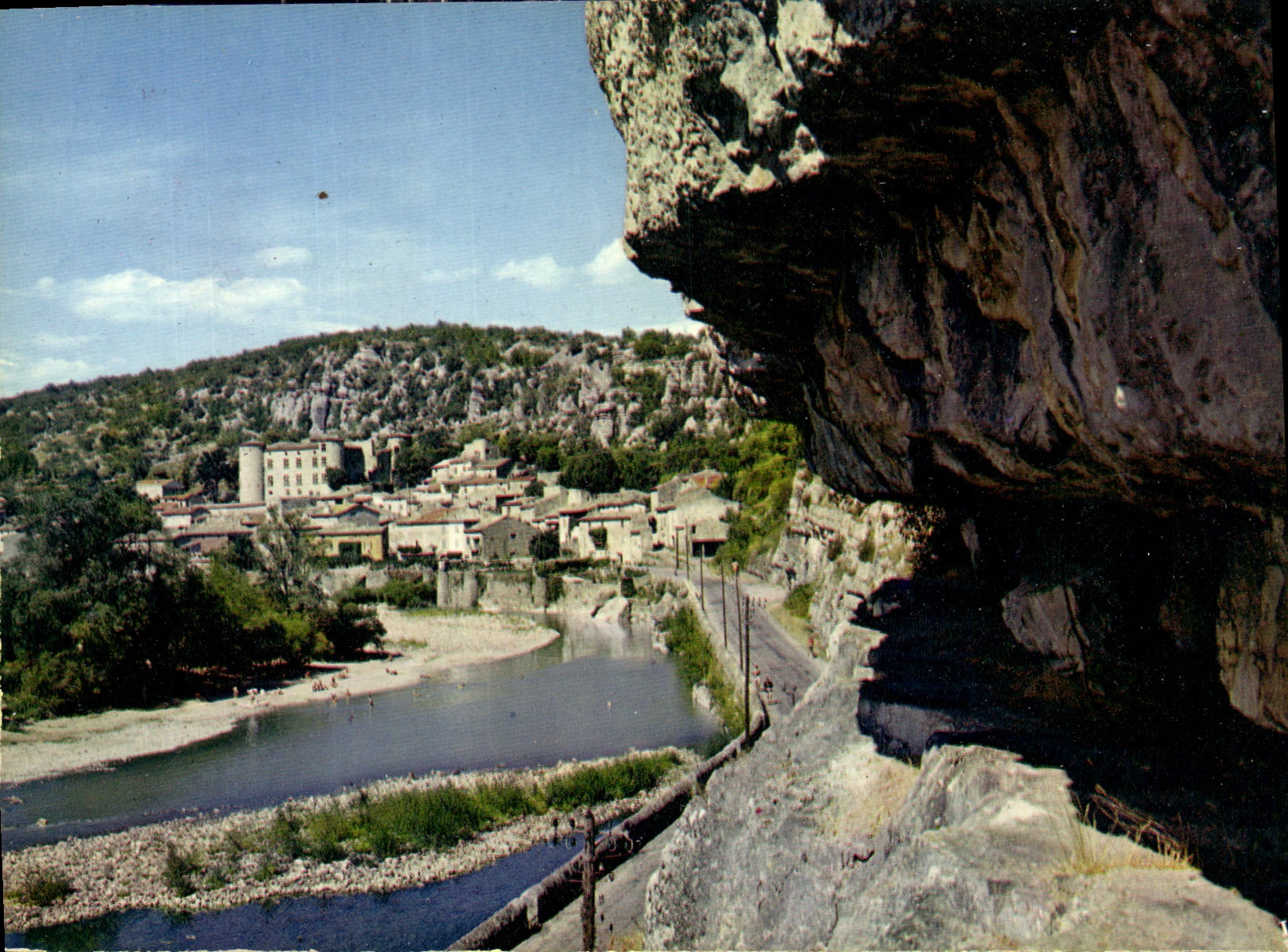 CPM Ardeche Pittoresque Vue generale de Vogue sur les bords de l'Ardeche 