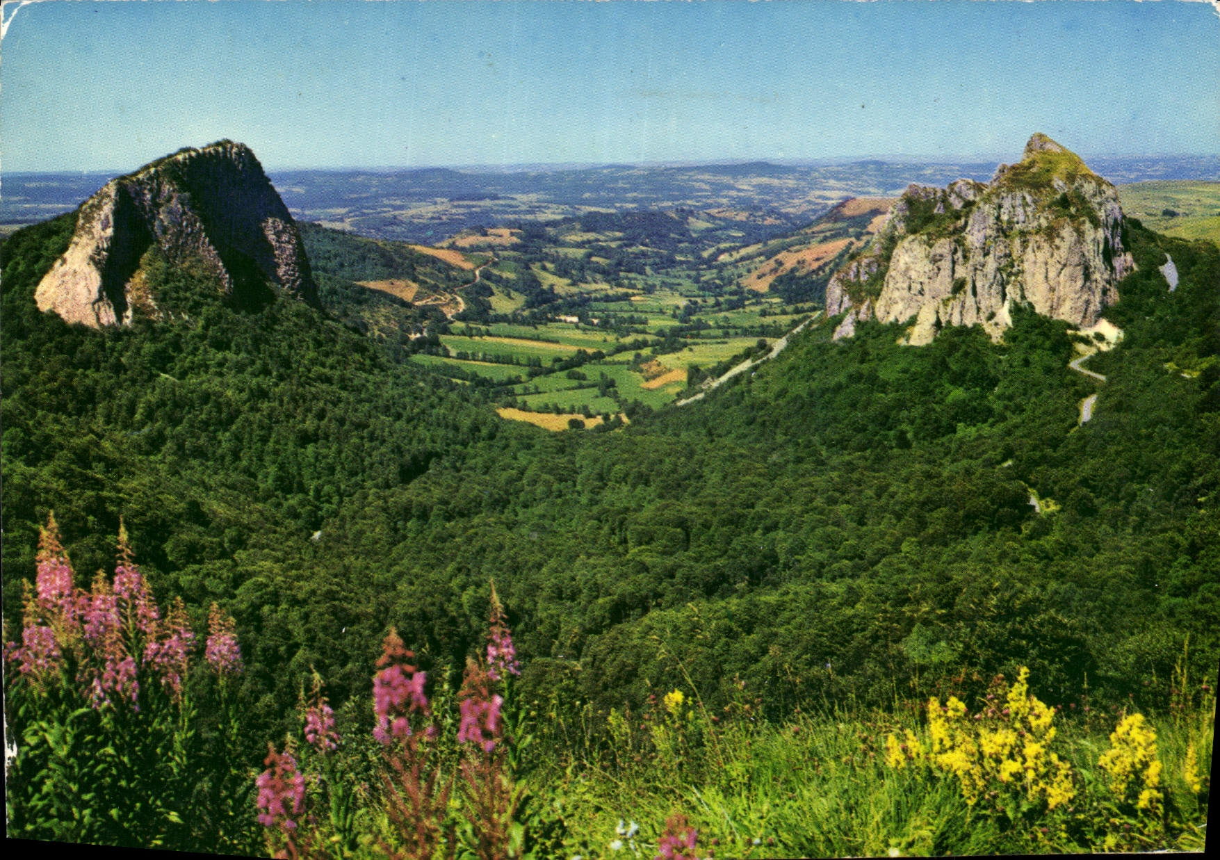 CPM L'Auvergne Touristique les Roches Tuiliere et Sanadoire vues du Col de Guery 