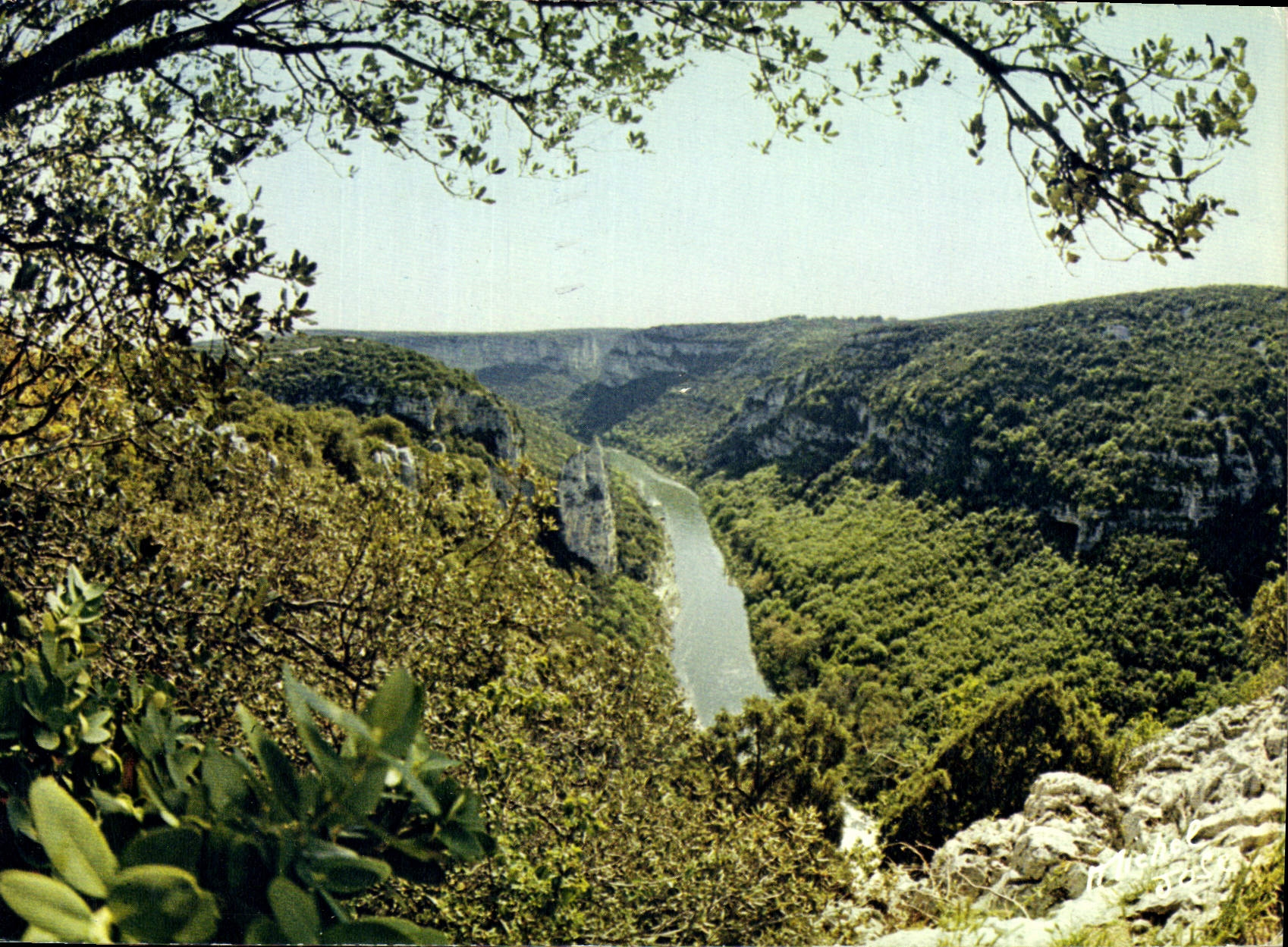 CPM Paysage du Vivarais Gorges de l'Ardeche Rocher de la Cathedrale 
