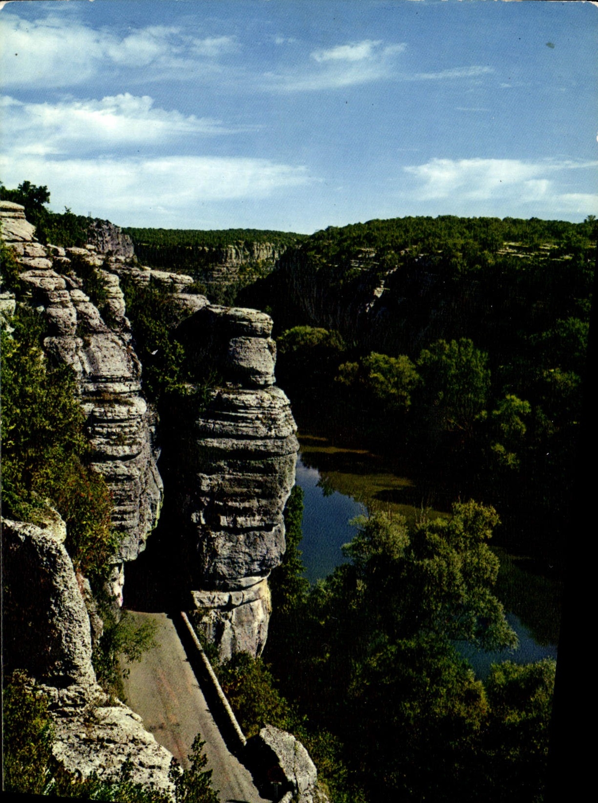 Ardeche pittoresque — L'Entrée des défilés de Ruoms — Lumicap