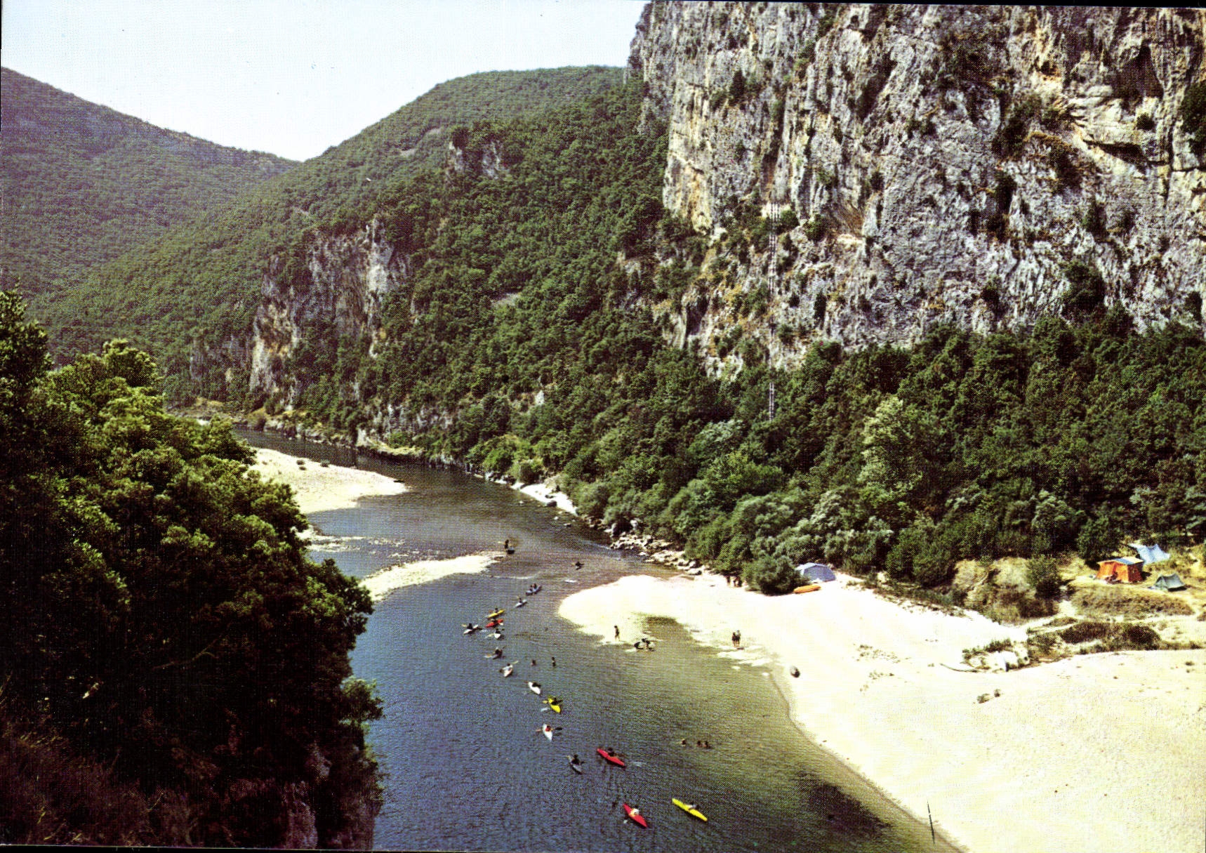 Les Gorges de l'Ardèche — Flottille de canoës descendant l'Ardèche — Éditions 'SL' Vallon Pont d'Arc