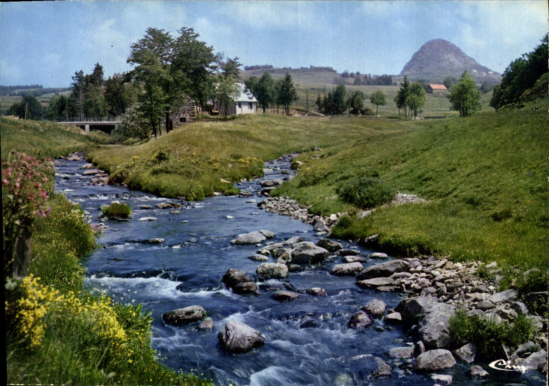 Source de la Loire - La Loire et son premier affluent l'Aygue-Nère. Au fond, le Mont-Gerbier-de-Jonc (1.554 m.) — 'L'Ardèche touristique' — Imprimeur Combier, Interdite - 30-000
