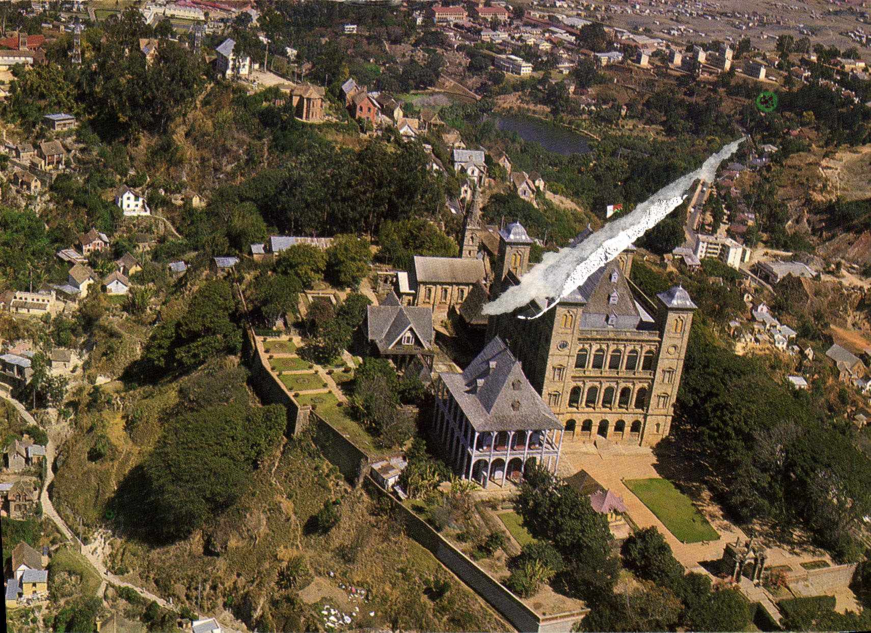 CPM Madagascar Vue aerienne du Palais de la Reine a Antananarivo 