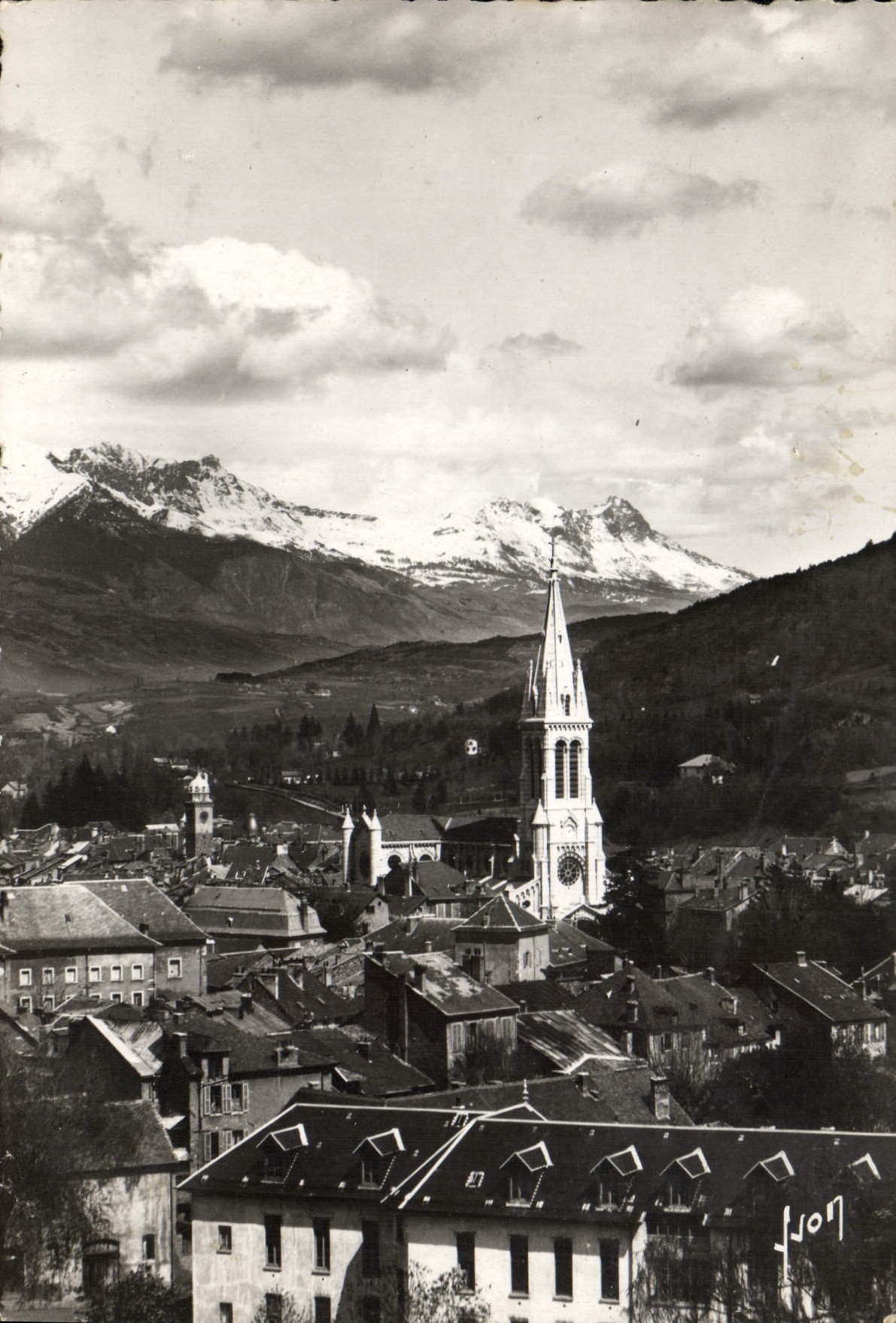 Juvion — Vue panoramique avec église et montagnes enneigées — Éditions d'Art 'Yvan', Paris