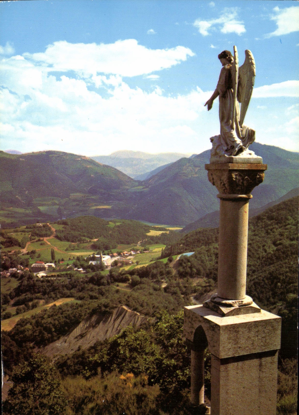 Notre-Dame-du-Laus — Vue du lac et statue d'ange — Édition Cellard