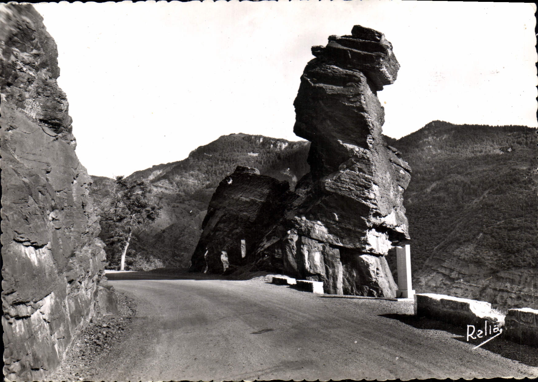 CPM Route des Grandes Alpes Gorges de Dalus La Gardienne des Gorges et le Monument aux Patrioles du 