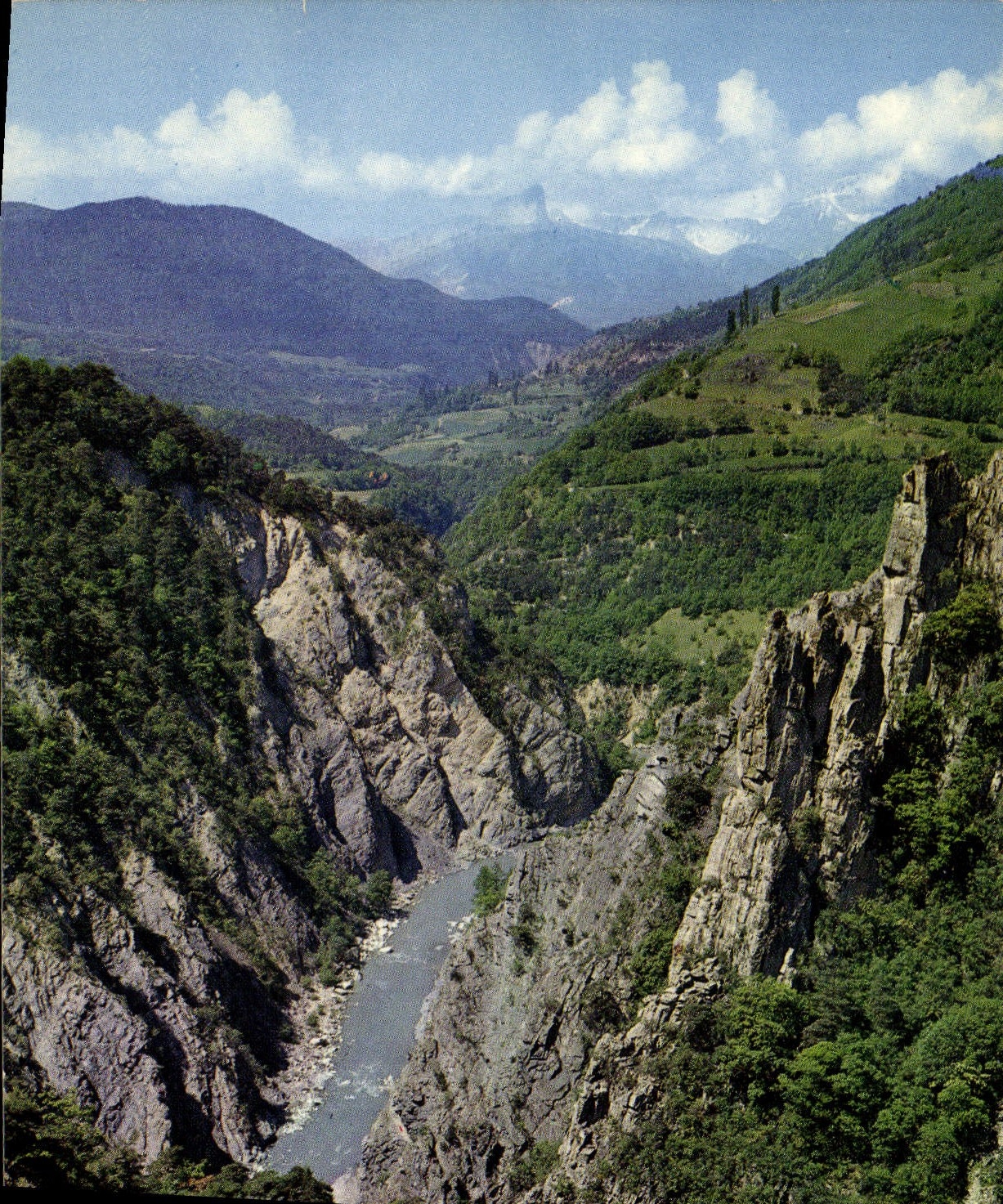 Les Gorges du Drac — Au fond le Mont Aiguille (alt. 2097 m.) — Grenoble Spadem, n° 38.255
