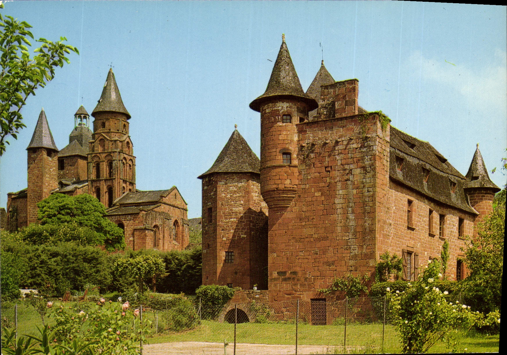 Collonges-la-Rouge — vue du château et de l'église — éditeur Pierre Artaud & Cie