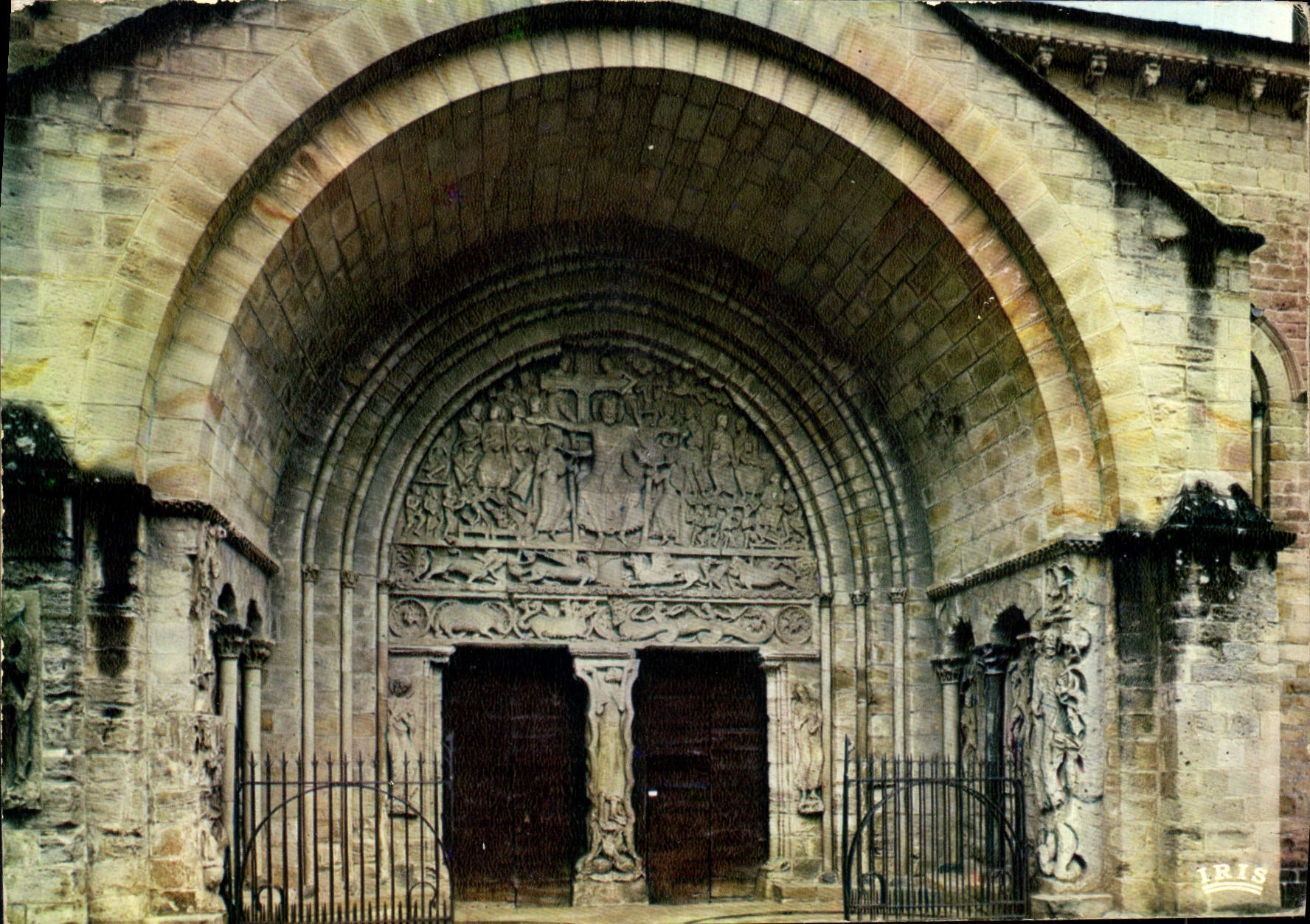 Beaulieu-sur-Dordogne — Église Saint-Pierre, Portail Sud du XIIe siècle — Édition IRIS