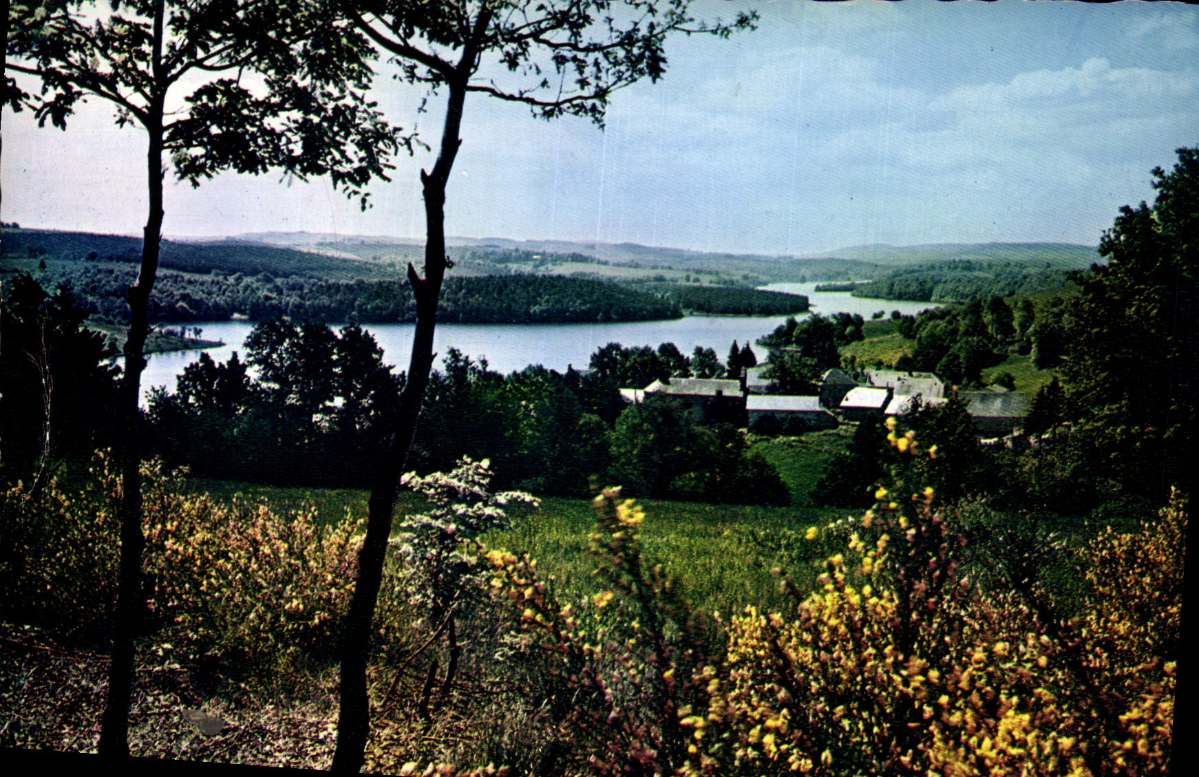 Le Lac de Viam et le Village — La Corrèze pittoresque — Éditions Ardèves Théolac