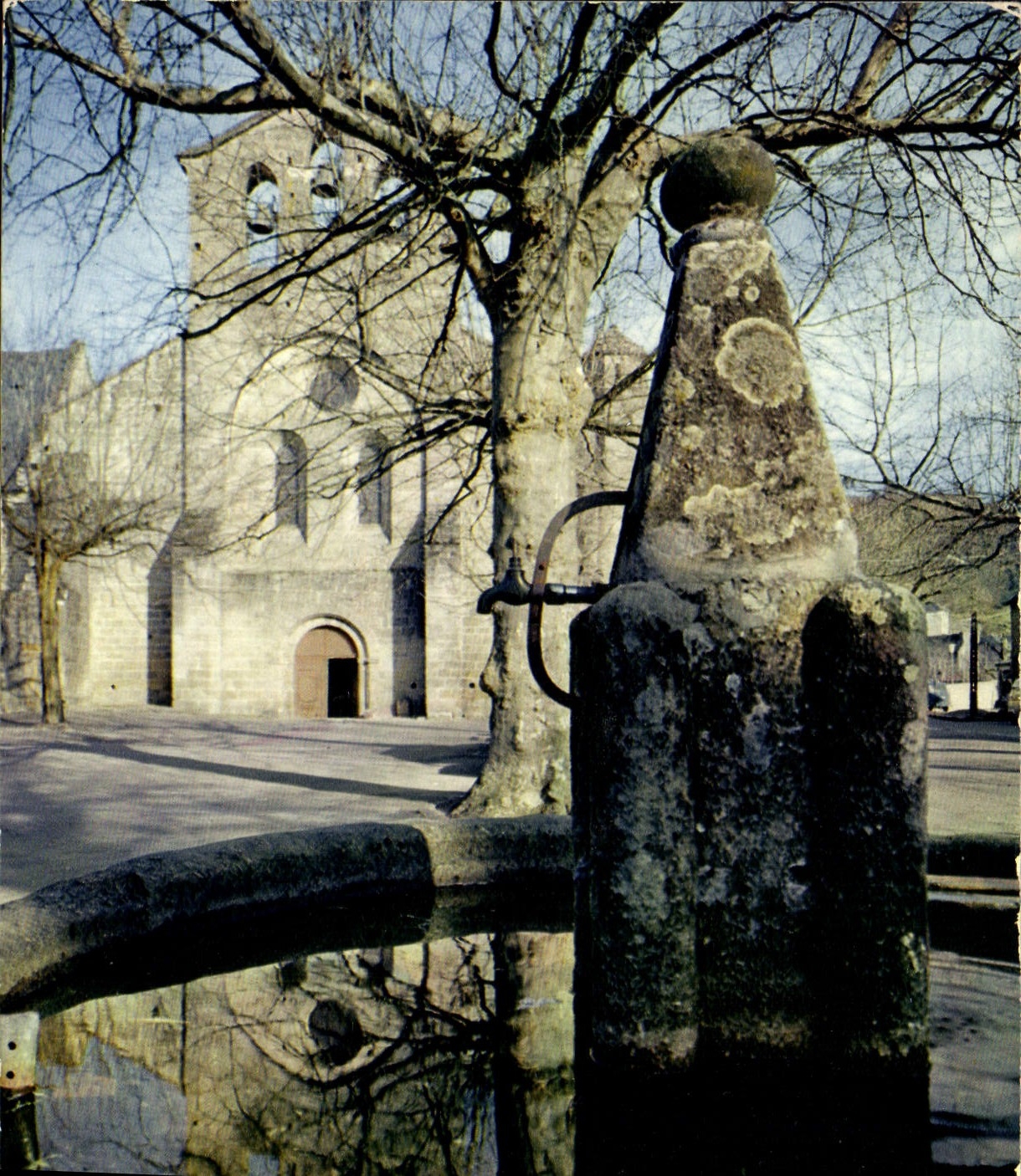 Aubazine (Corrèze) — La fontaine et l'église romane du XIIe siècle — Editions Diplomate & Théophile