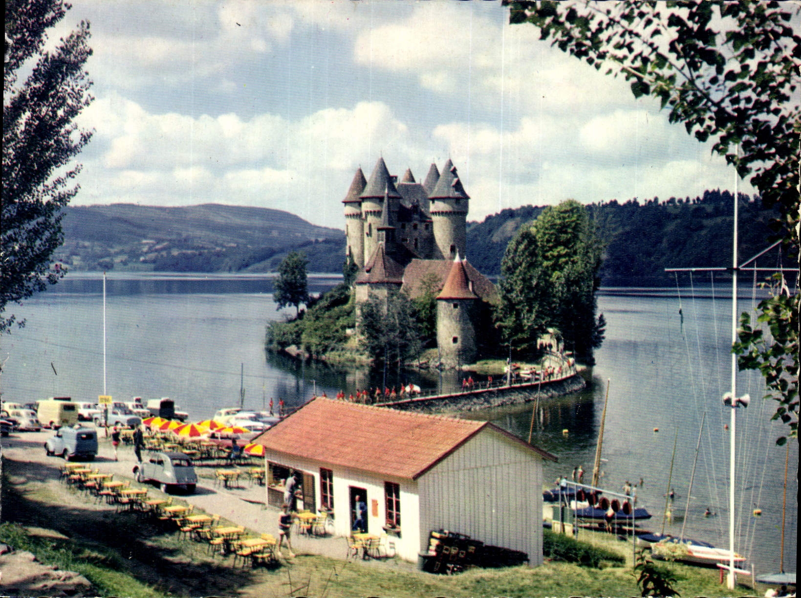 CPM Pres de Bort les Orgues Le Chateau de Val siecle 