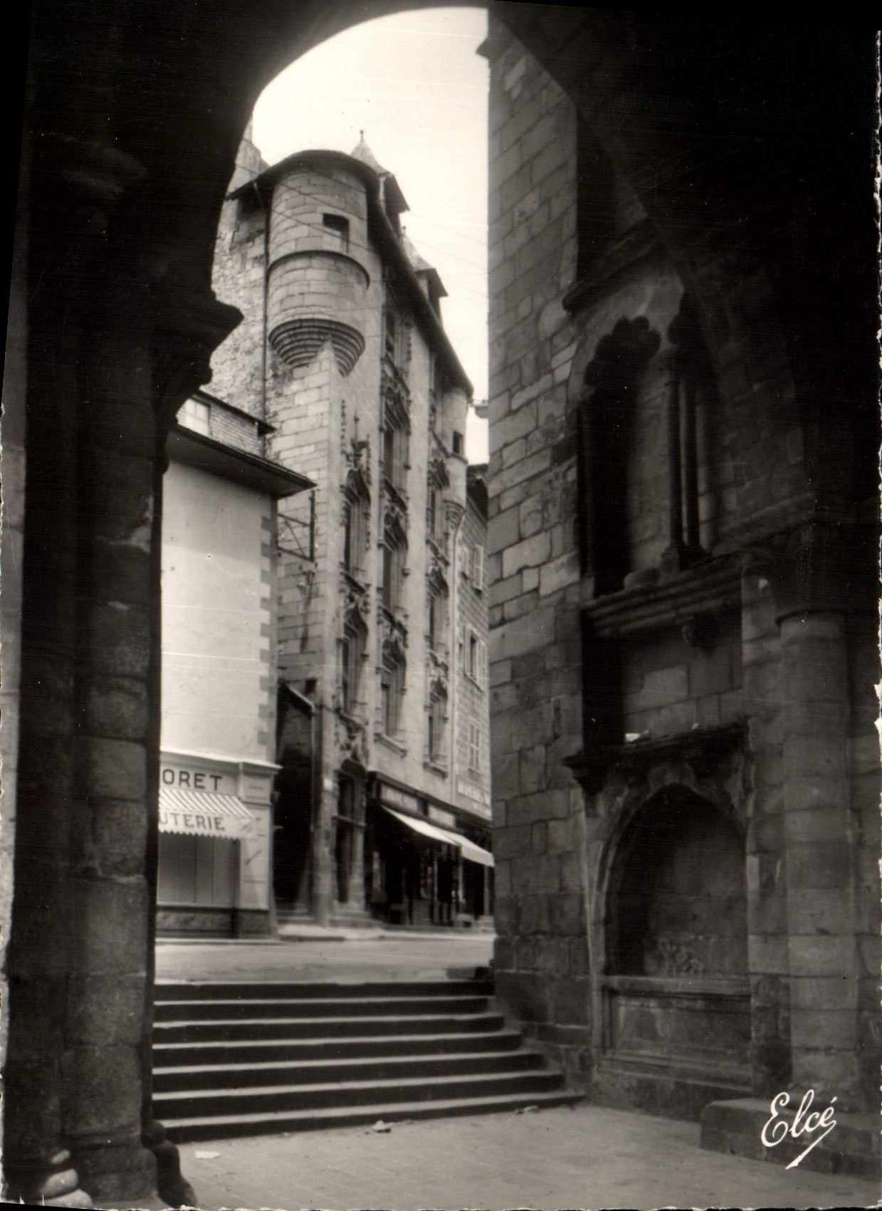 CPM Tulle Porche de la Cathedrale et Maison Renaissance 