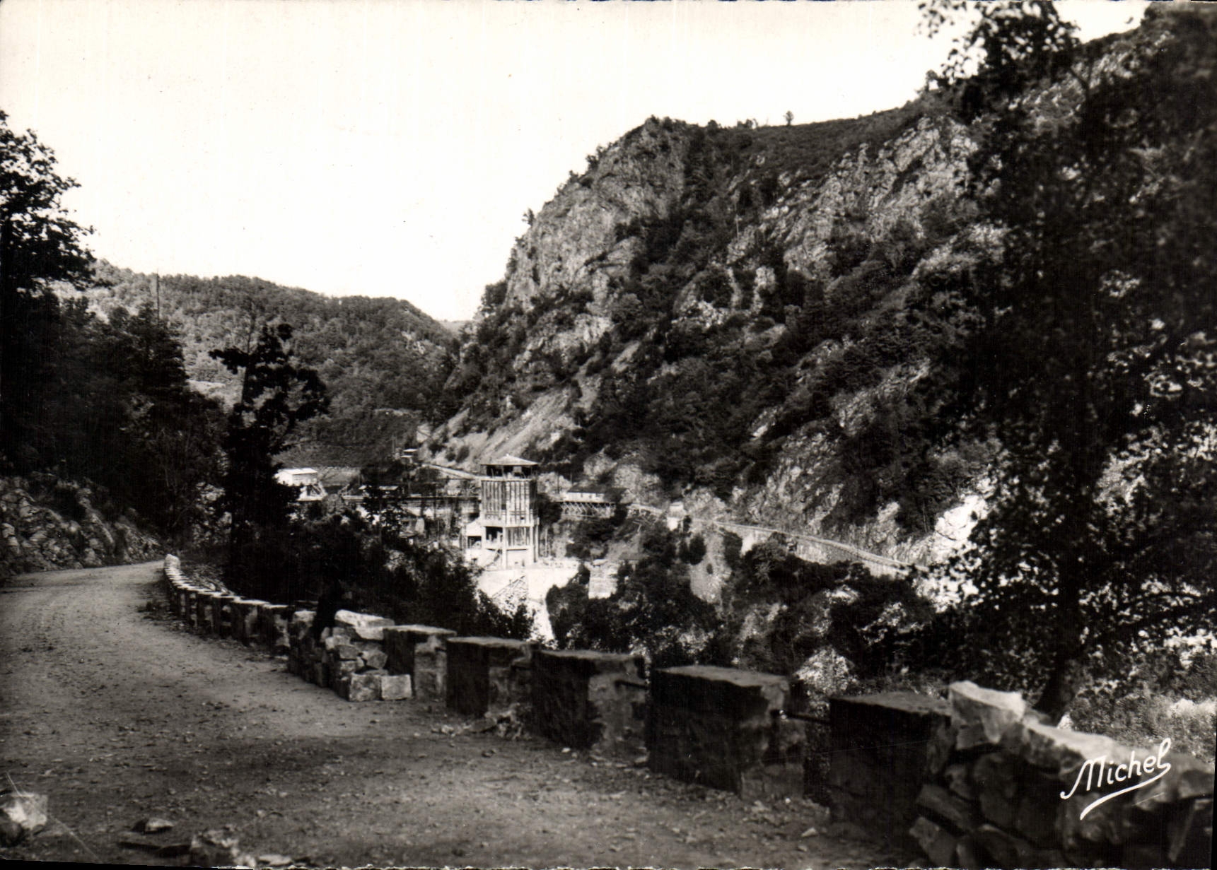 Gorges de la Dordogne - Corrèze - Cantal — Le Rocher vu de la route du Breuil — Éditions d'Art Michel
