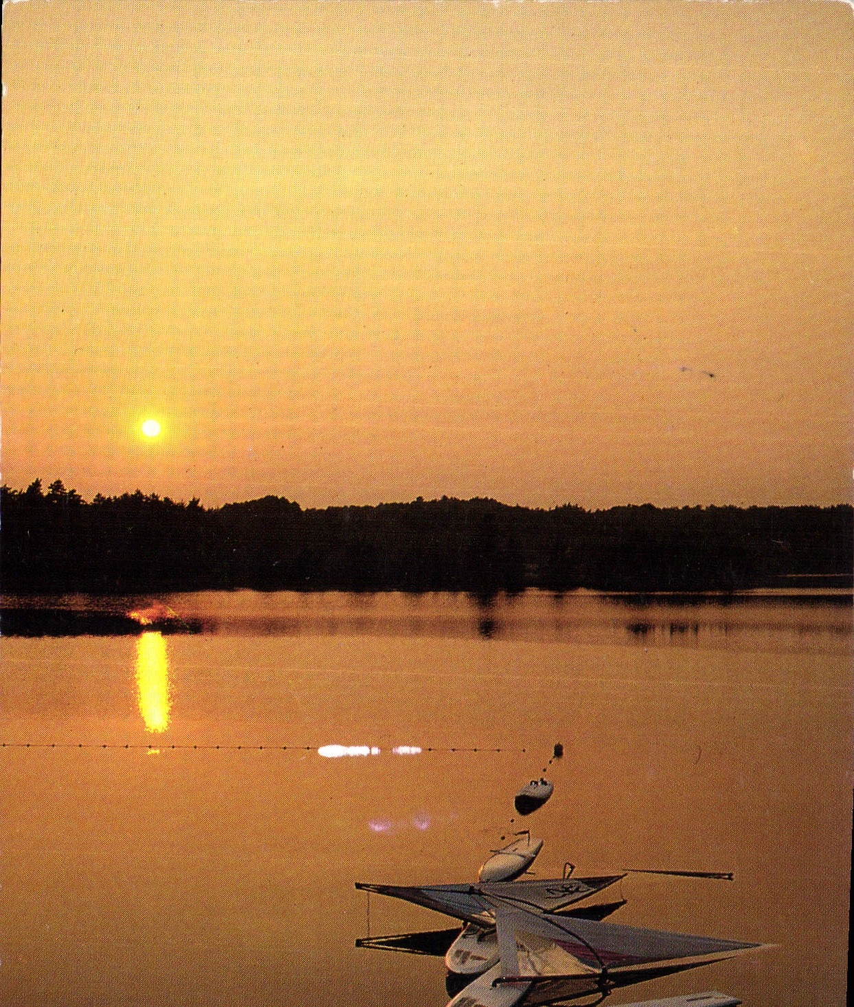 Coucher de soleil sur l'étang — Domaine de Tayssé, 19150 Espagnac — Imprimeur C.U.D.L.