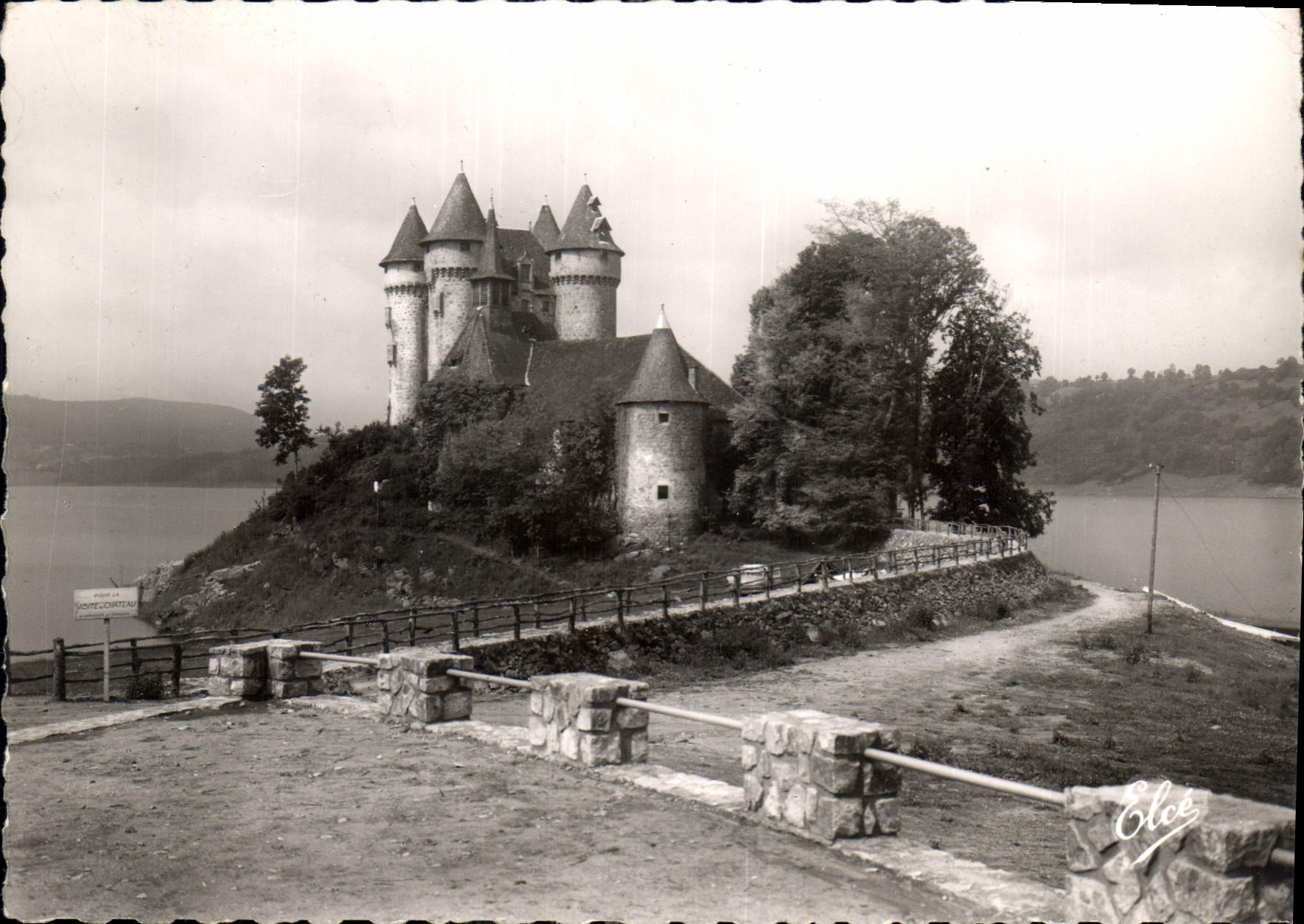 CPM Auvergne Pittoresque et Touristique Bort les Orgues 