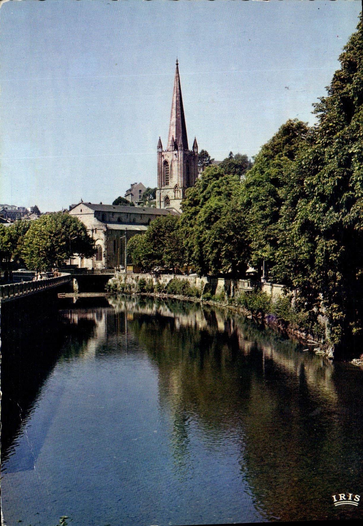 CPM Correze Pittoresque Tulle L'eglise les bords de la Correze 