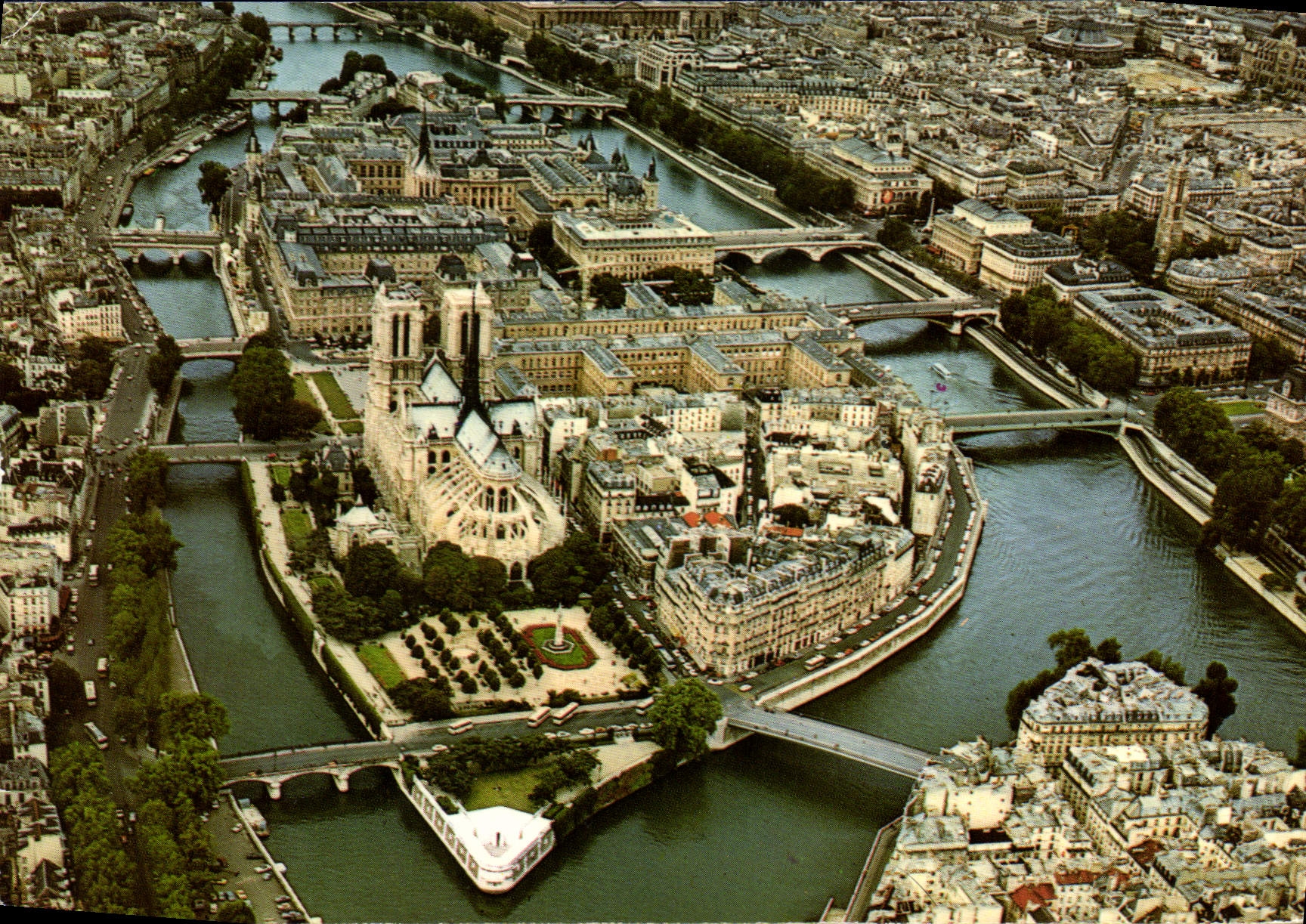 CPM Paris Vue aerienne de l'Ile de la Cite et Notre Dame 
