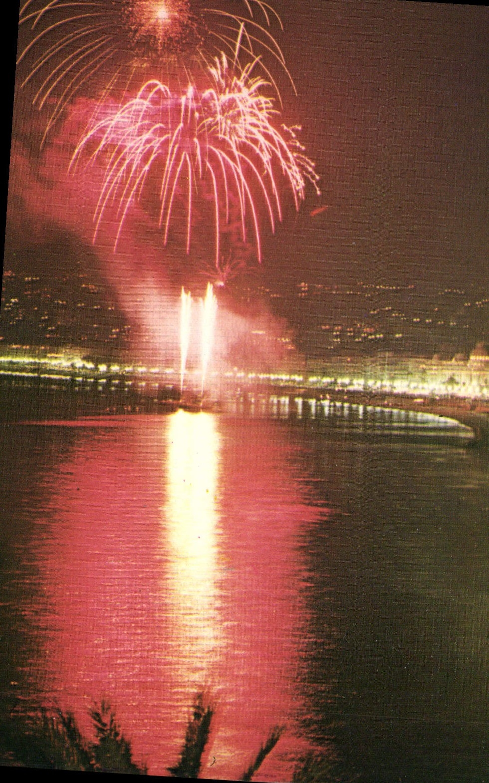 CPM Nice Fue d'artifice dans la baie des Anges 