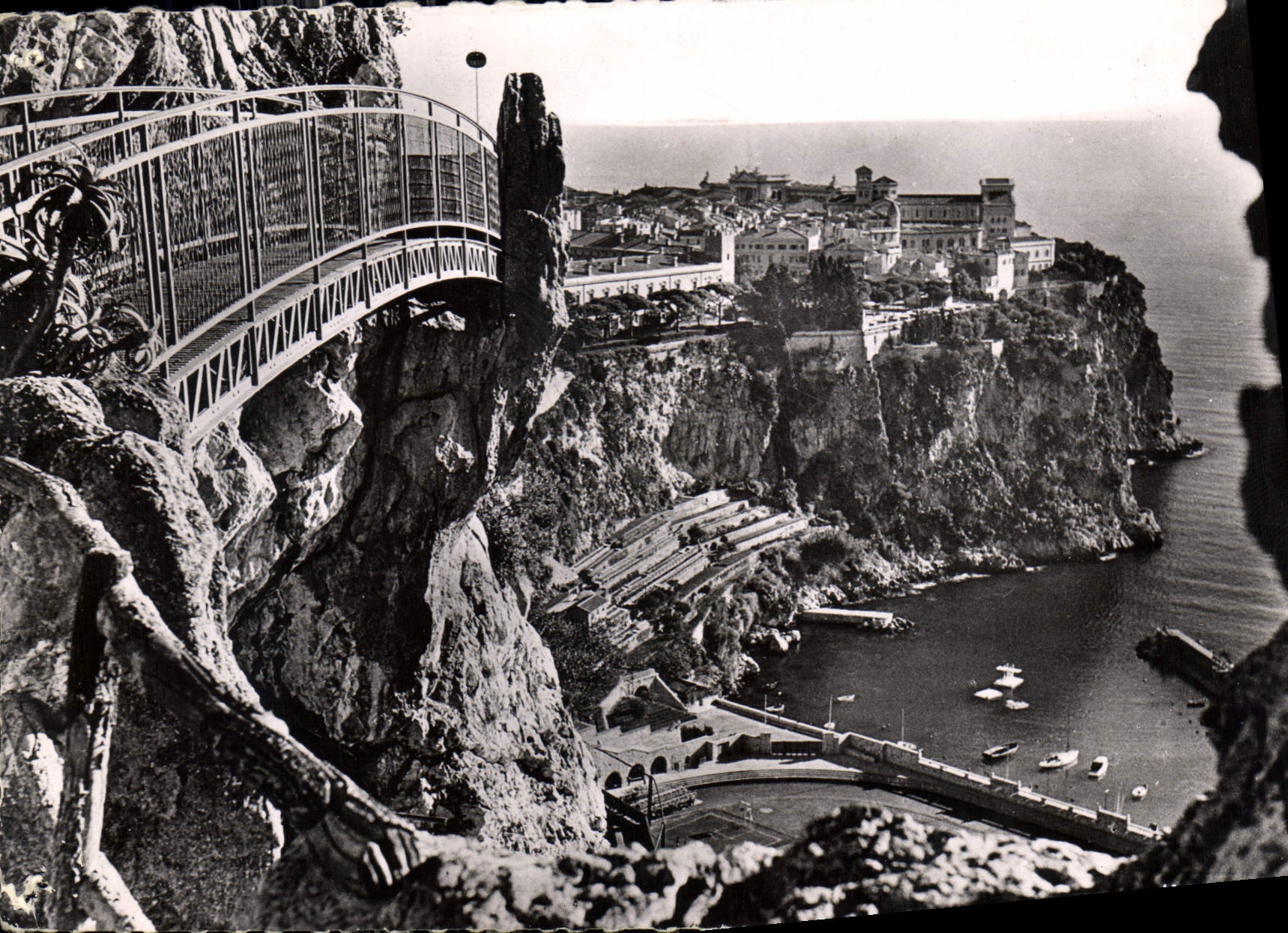 Le rocher de Monaco et le stade Louis II — Vue prise du Jardin exotique — A. Leconte, impr. à Rueil-Malmaison