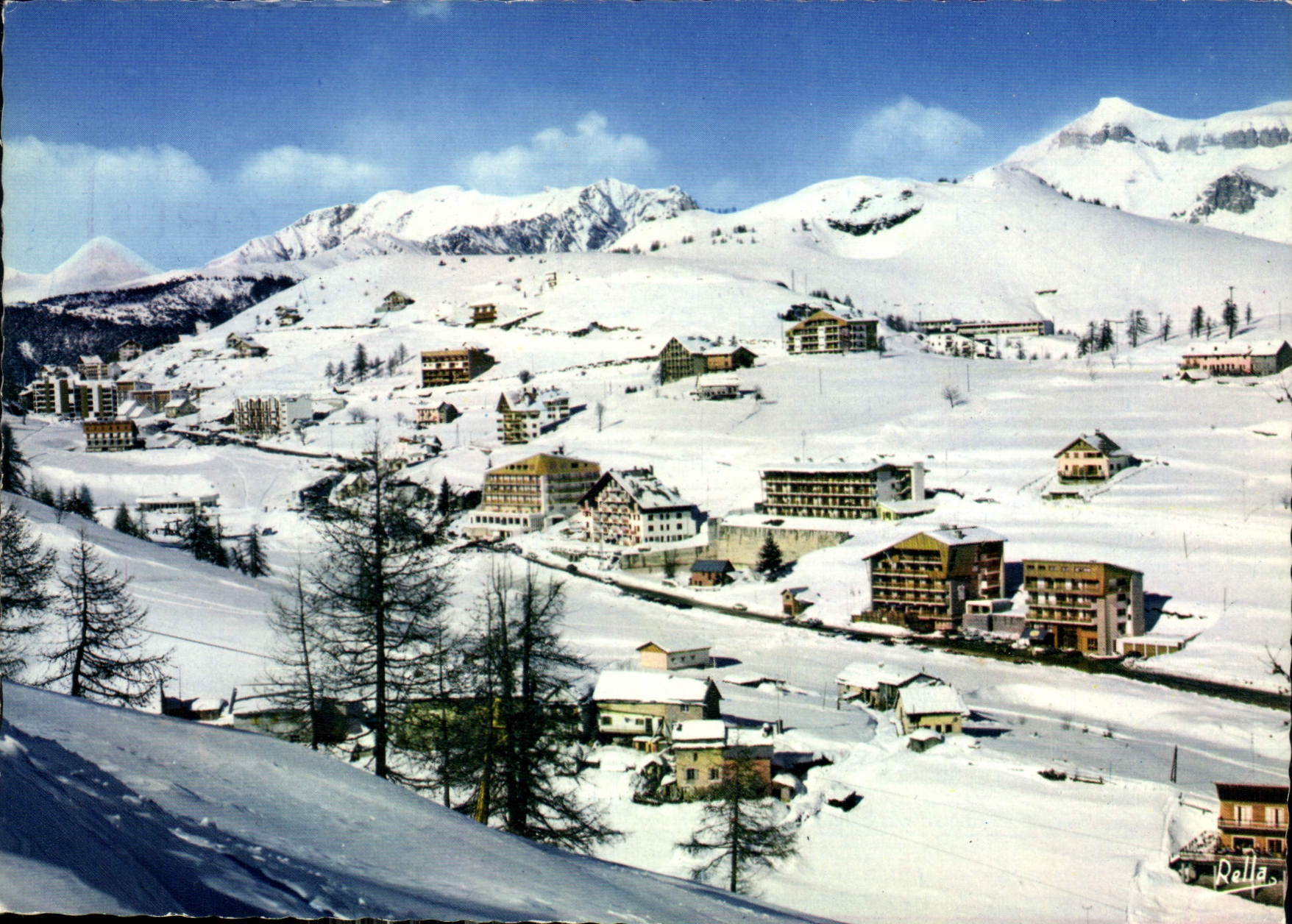 CPM Les Alpes Maritimes Valberg L'Hotel l'Adrech de Lagas et les nouveaux immeubles sur la route de 