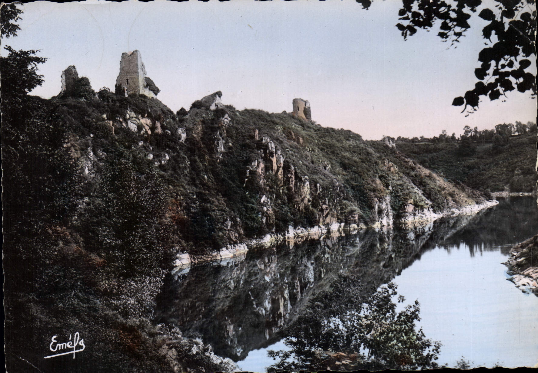 Les ruines du château féodal — La Creuse pittoresque — Motte Frères, éditeurs