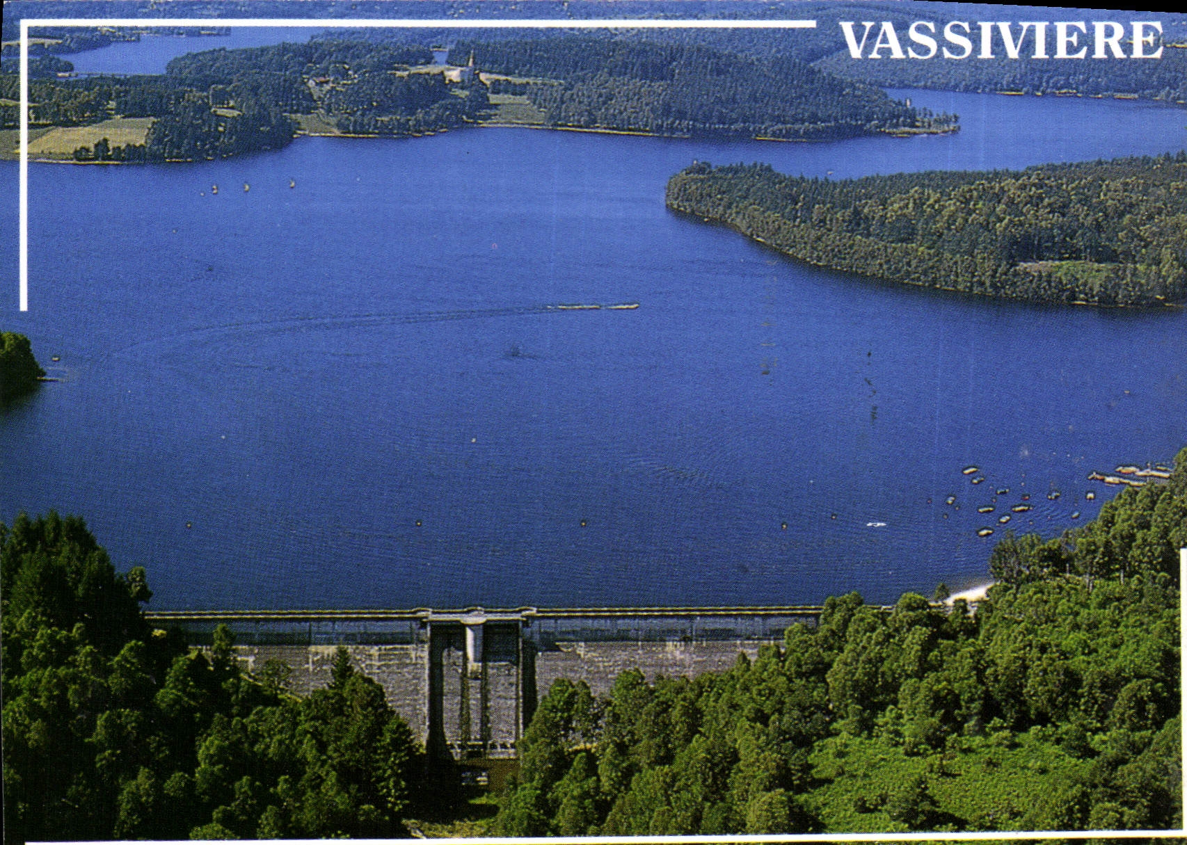 Vassivière — Vue aérienne du barrage et du lac — TÉRC Éditions