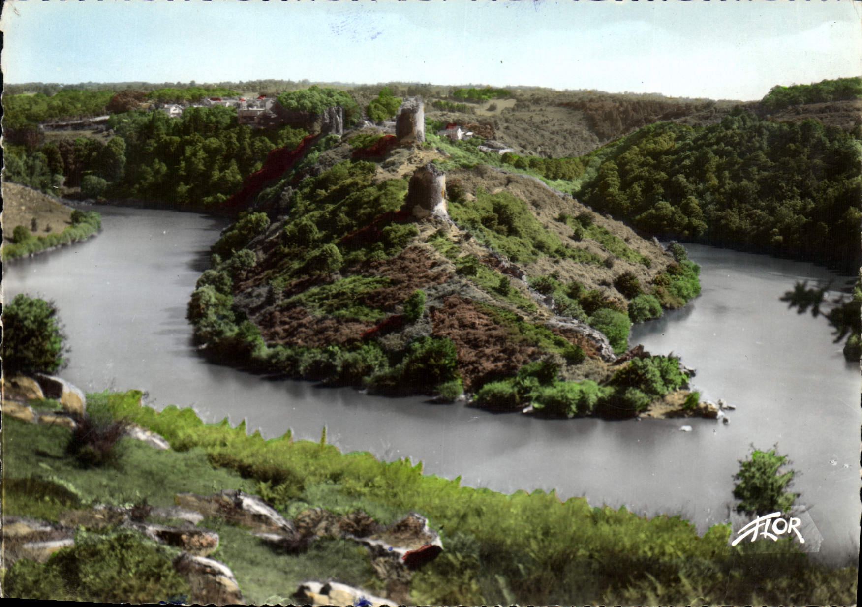 CPM Creuse Pittoresque les meandres de la Sedelle et de la Creuse au pied des ruines de Crazant Pres