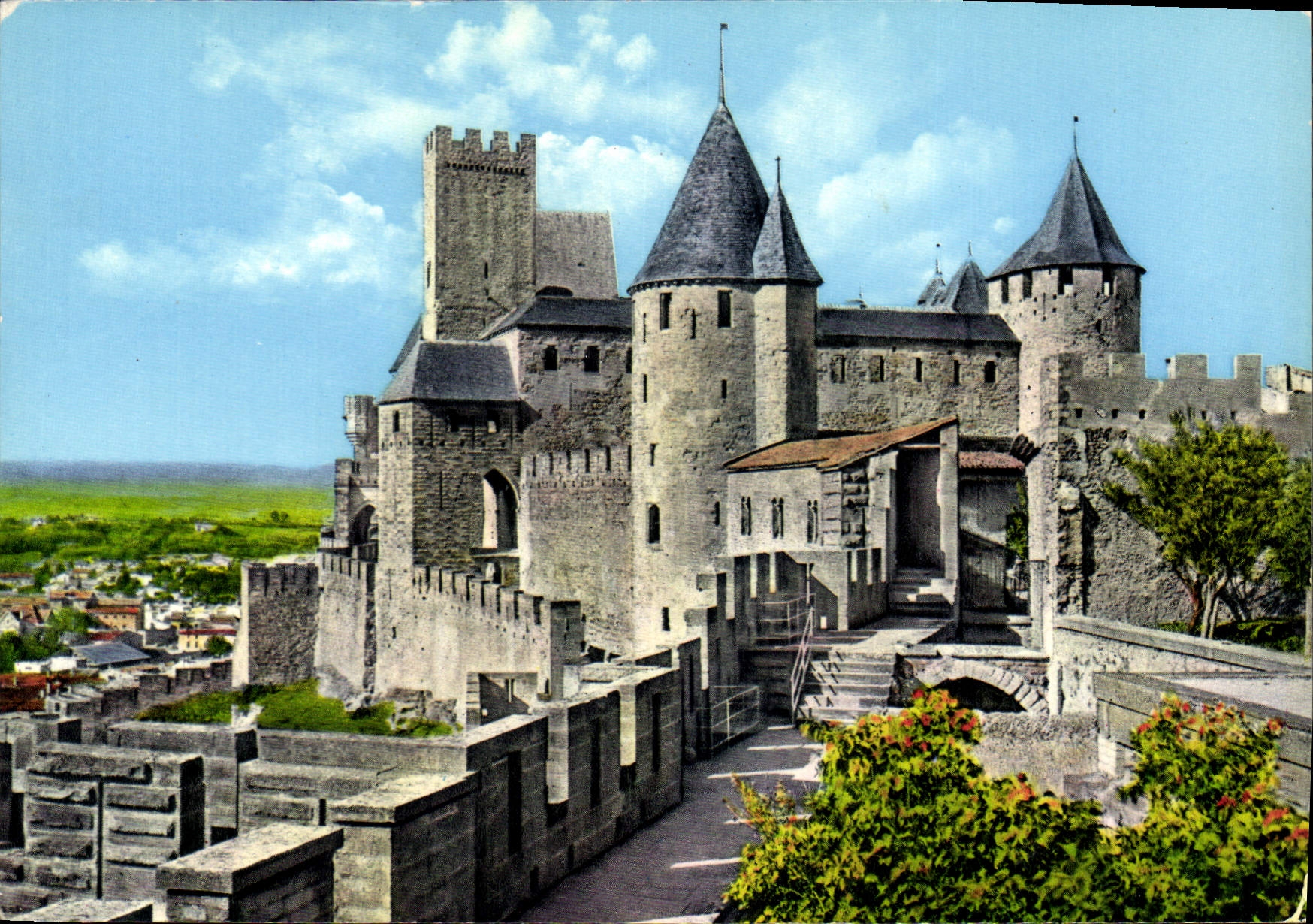 CPM Cite de Carcassonne Aude vue generale sur le Chateau Comtal la Porte d'Aude les Remparts prise d