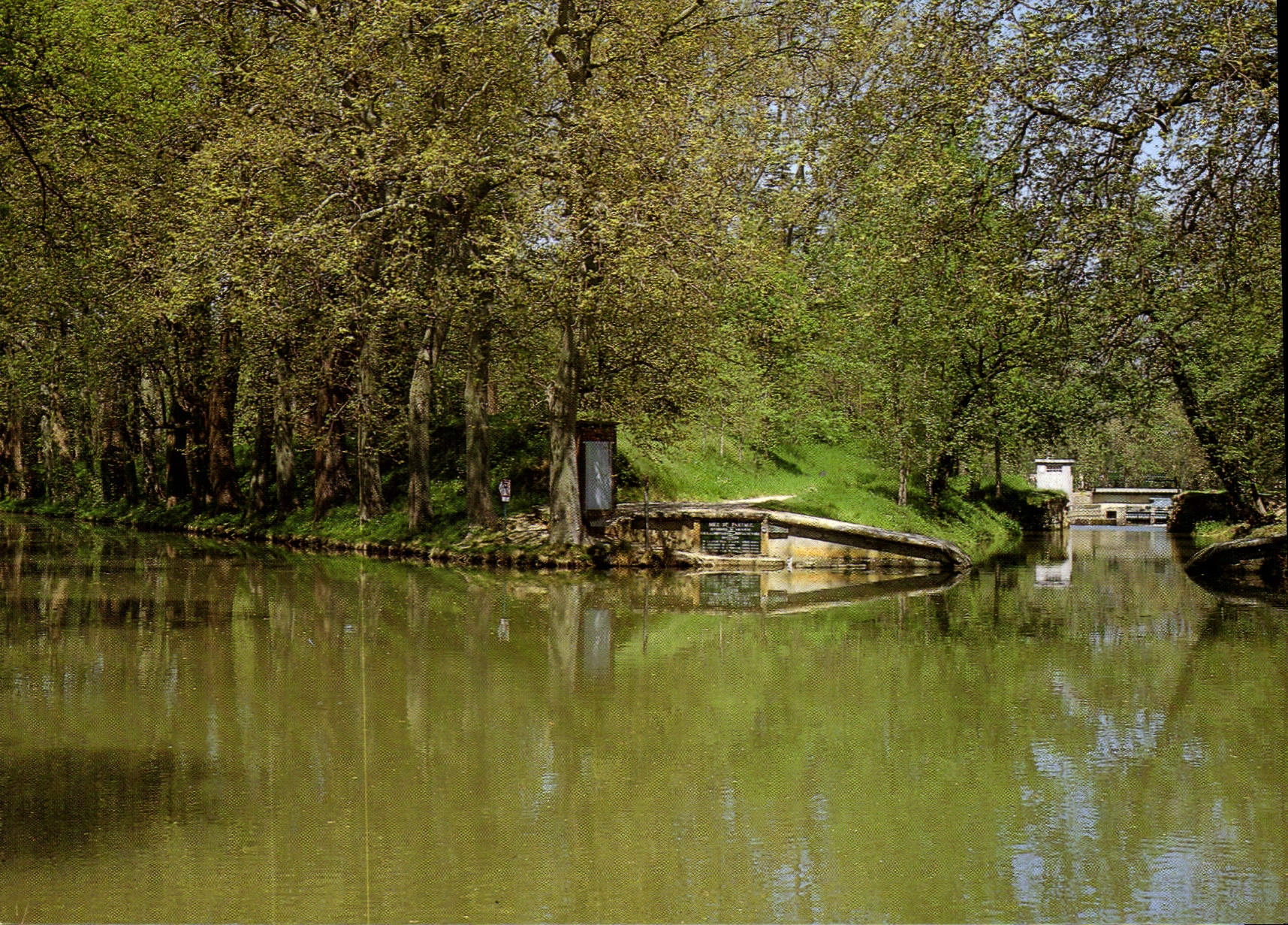 Le partage des eaux sur le Canal du Midi — Monferrand (Aude) — Éditions Méridionales