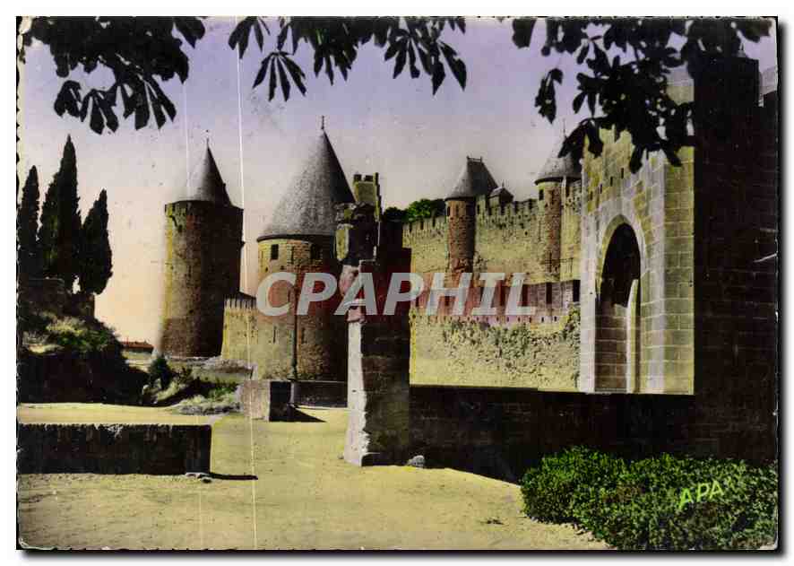 CPM Carcassonne Aude la Cite les Remparts et la porte Narbonnaise 