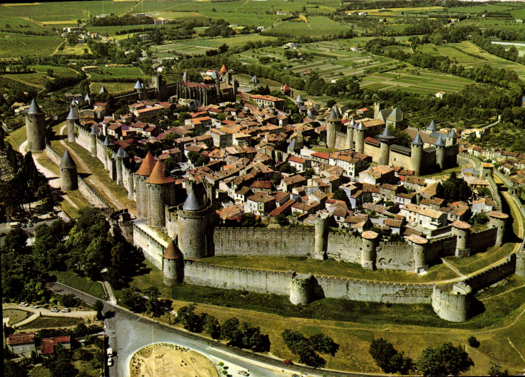 CPM La Cite de Carcassonne Aude vue generale par avion de la Cite mediavale 
