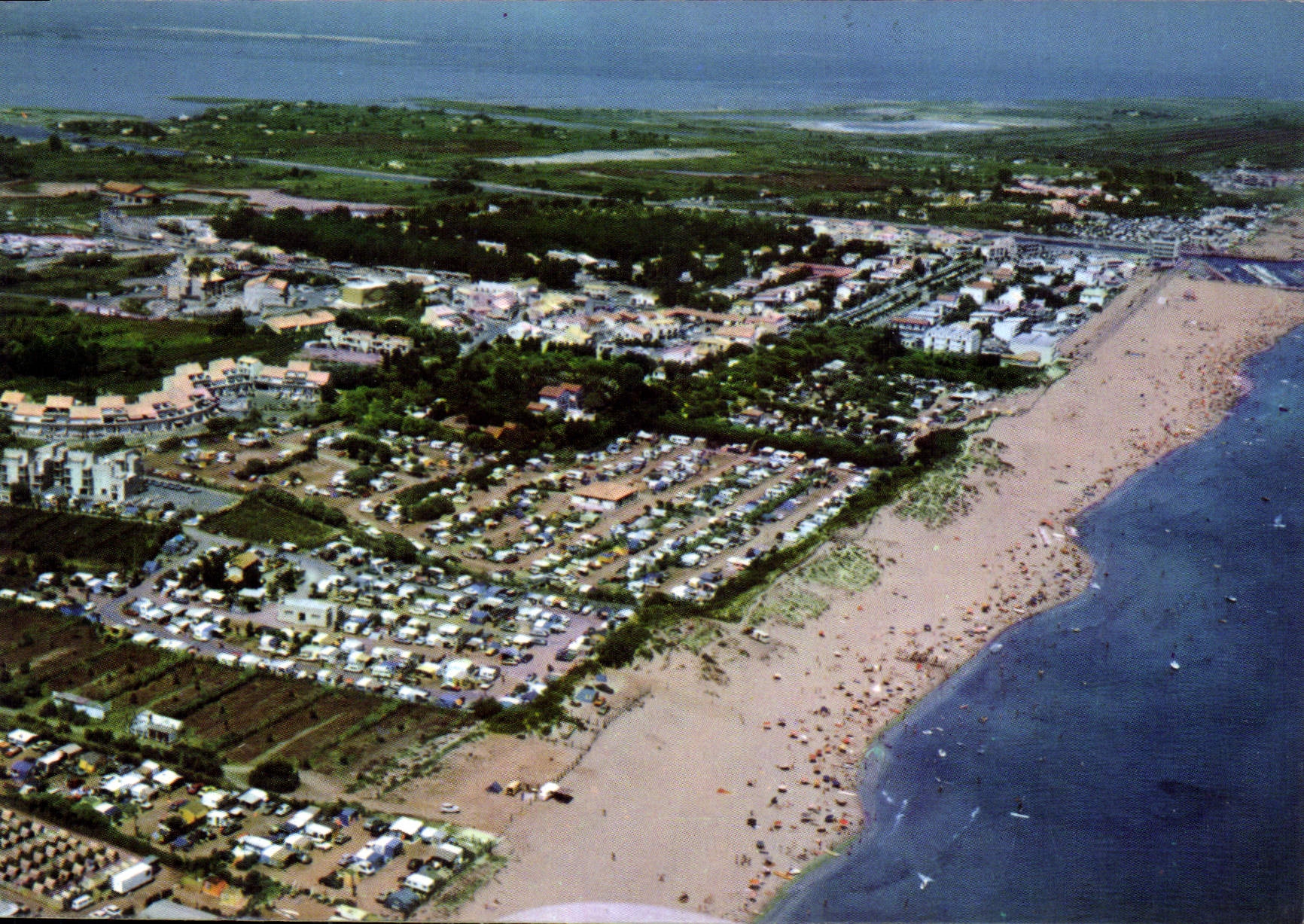 CPM Littoral Languedocien Marseillan Plage vue generale de la station dans le fond le Bassin de Thau