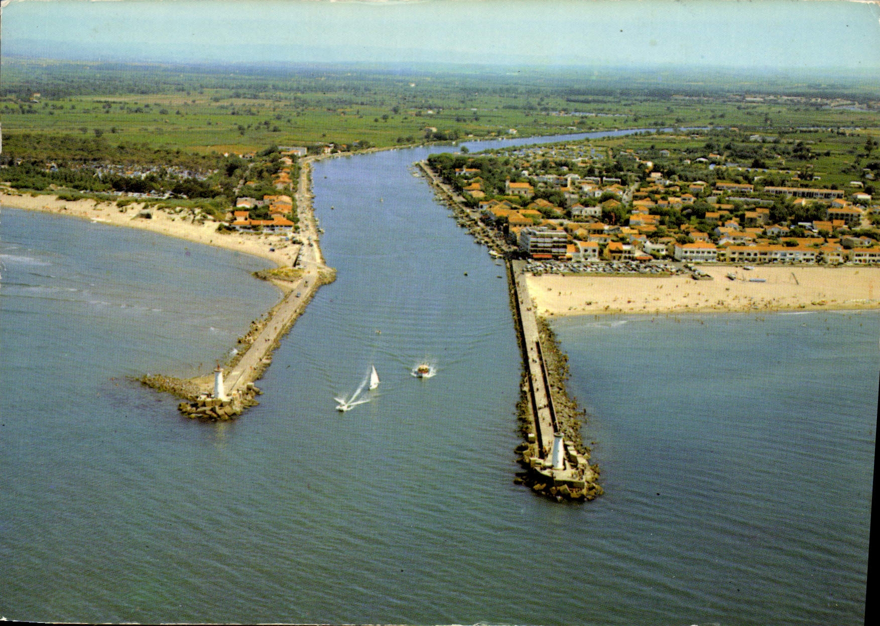 CPM Agde et ses Plages Herault vue aerienne sur l'embouchure de l'Herault a droite le Grau a gauche 